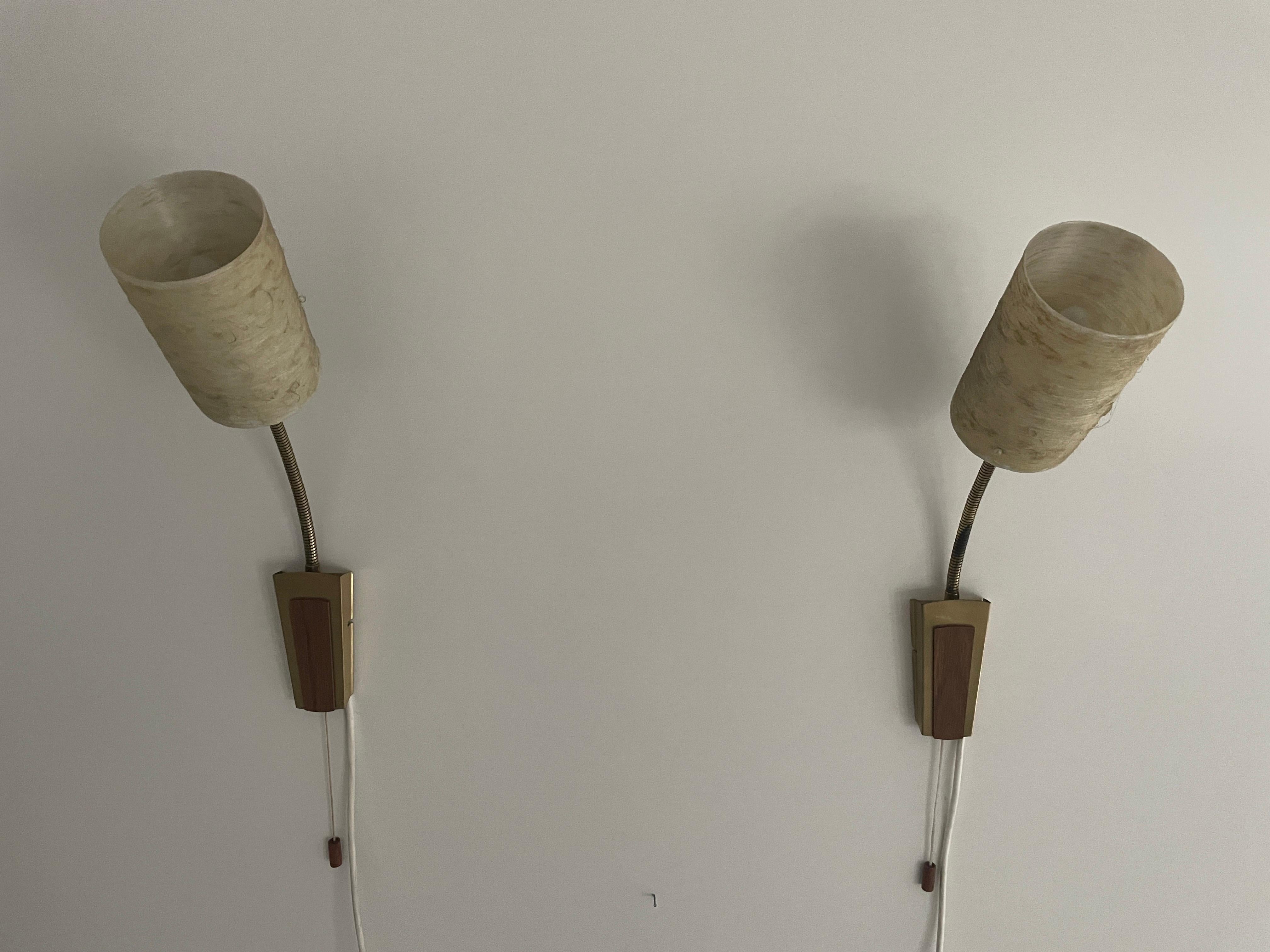 Gooseneck-Wandleuchter mit Glasfaserschirm, 1960er Jahre, Deutschland (Messing) im Angebot