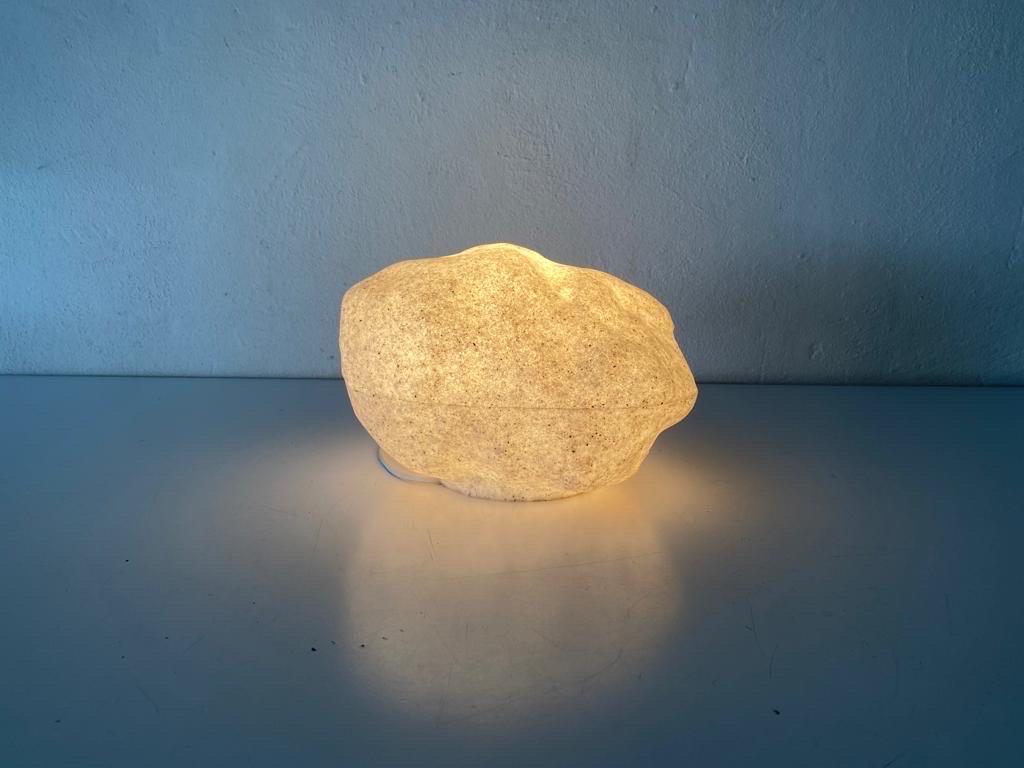 Fibre de verre Lampe de bureau en fibre de verre en forme de pierre par Heito, années 1980, Allemagne en vente