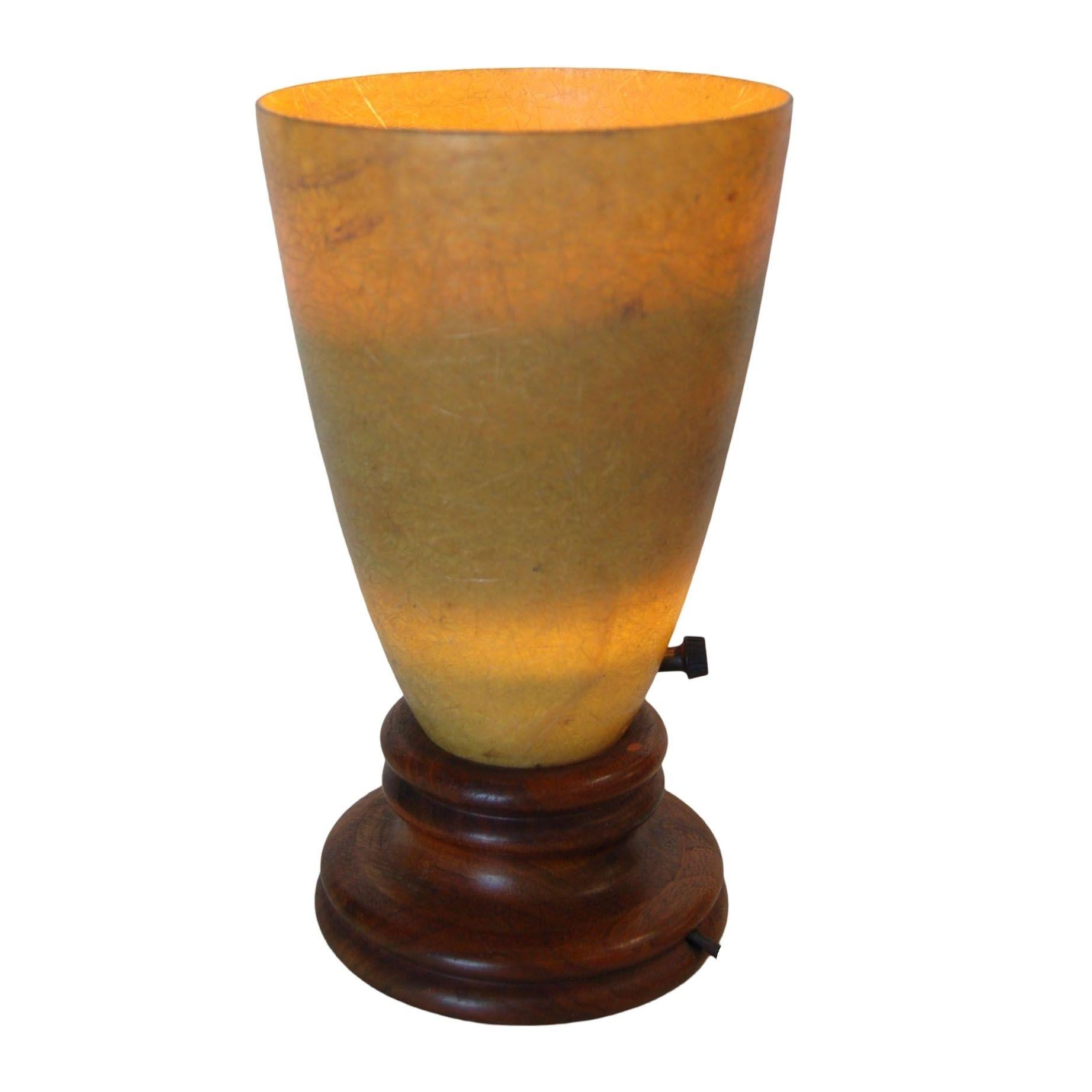 Milieu du XXe siècle Lampe de table torchère en fibre de verre avec base en bois en vente