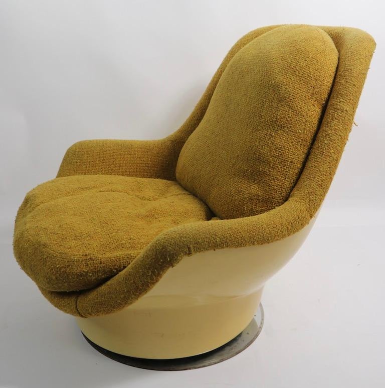 Fiberglass Upholstered Swivel Tilt Lounge Chair by Buaghman for Thayer Coggin For Sale 3