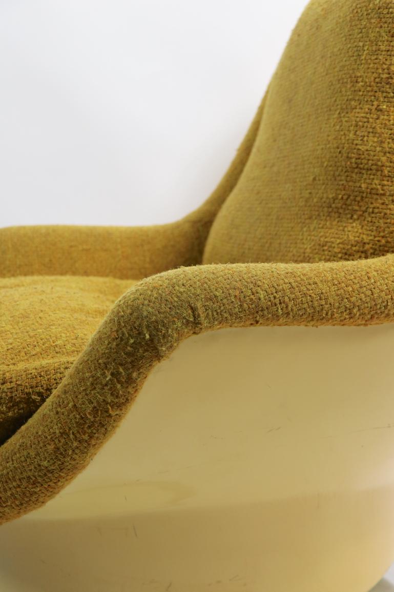 Fiberglass Upholstered Swivel Tilt Lounge Chair by Buaghman for Thayer Coggin For Sale 1