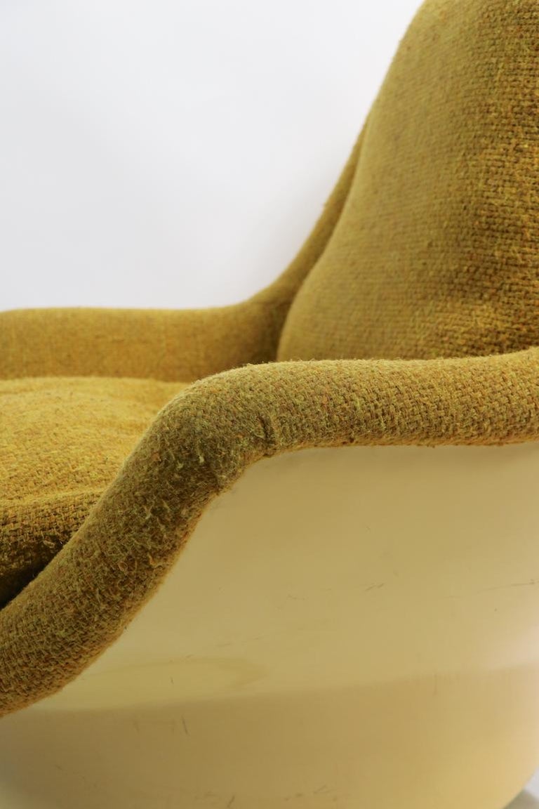 Fiberglass Upholstered Swivel Tilt Lounge Chair by Buaghman for Thayer Coggin For Sale 4