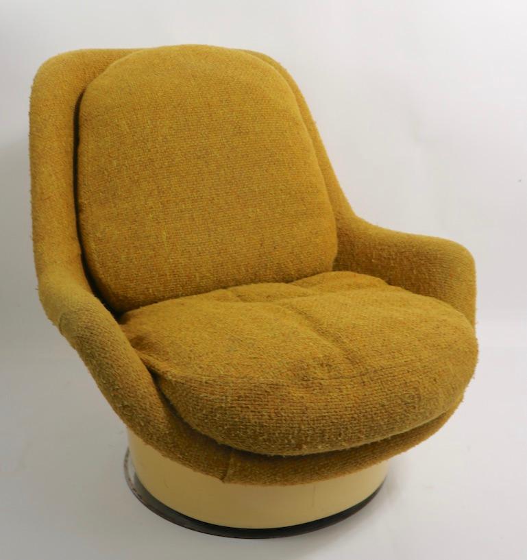 Very cool and rare swivel tilt lounge chair Space Age style, designed by Milo Baughman for Thayer Coggin. This example is in untouched, original condition, showing only light cosmetic wear, normal and consistent with age. The chair features a cushy