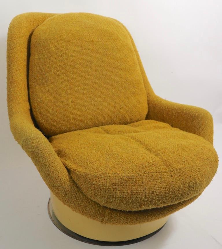 Space Age Fiberglass Upholstered Swivel Tilt Lounge Chair by Buaghman for Thayer Coggin For Sale