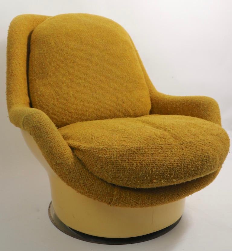 American Fiberglass Upholstered Swivel Tilt Lounge Chair by Buaghman for Thayer Coggin For Sale