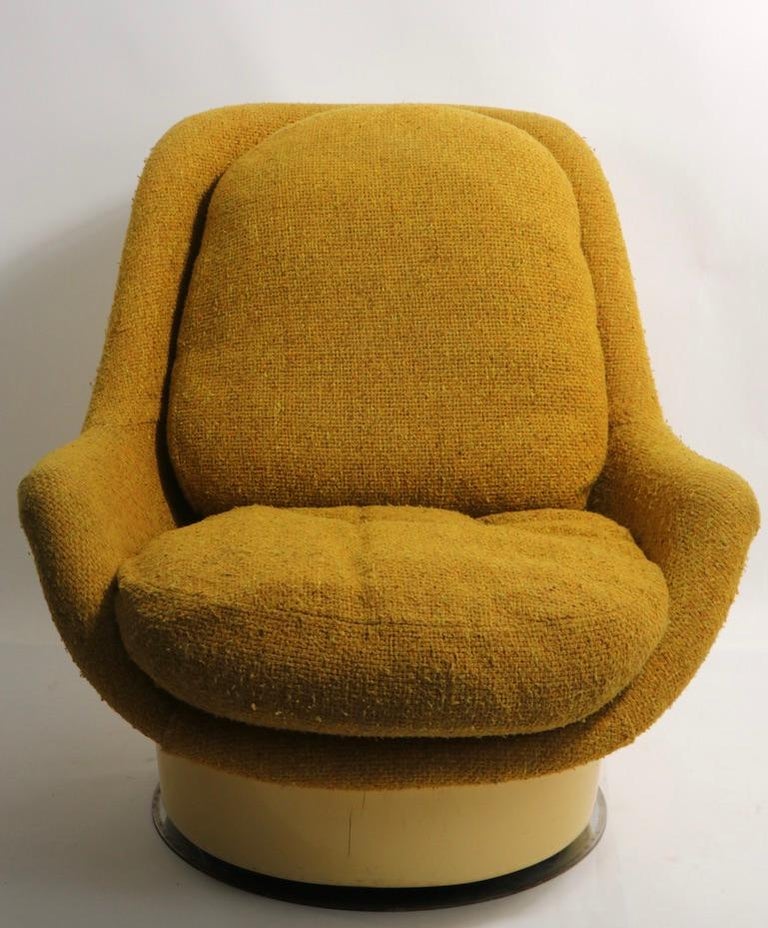 Fiberglass Upholstered Swivel Tilt Lounge Chair by Buaghman for Thayer Coggin In Good Condition For Sale In New York, NY