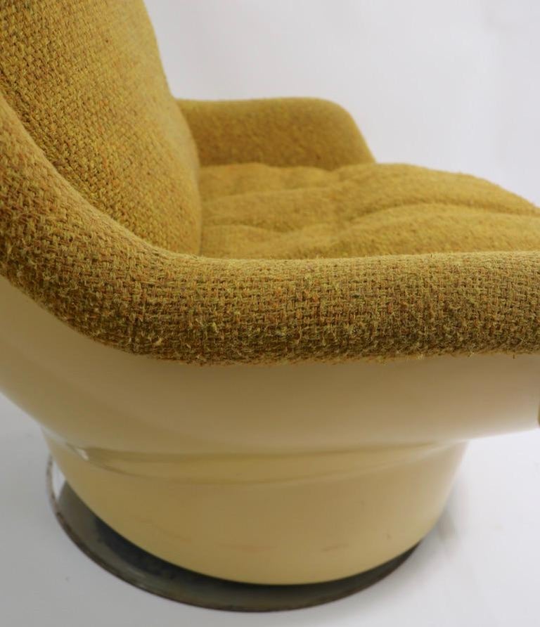 20th Century Fiberglass Upholstered Swivel Tilt Lounge Chair by Buaghman for Thayer Coggin For Sale
