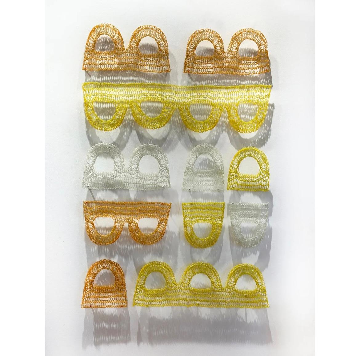 Handgefertigte gehäkelte Glasfaser-Wandskulptur von Yvette Kaiser Smith. Es kann sowohl horizontal als auch vertikal aufgehängt werden. Andere Farboptionen verfügbar. 