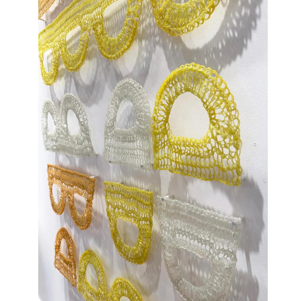 Wandskulptur aus Fiberglas von Yvette Kaiser Smith (Moderne) im Angebot