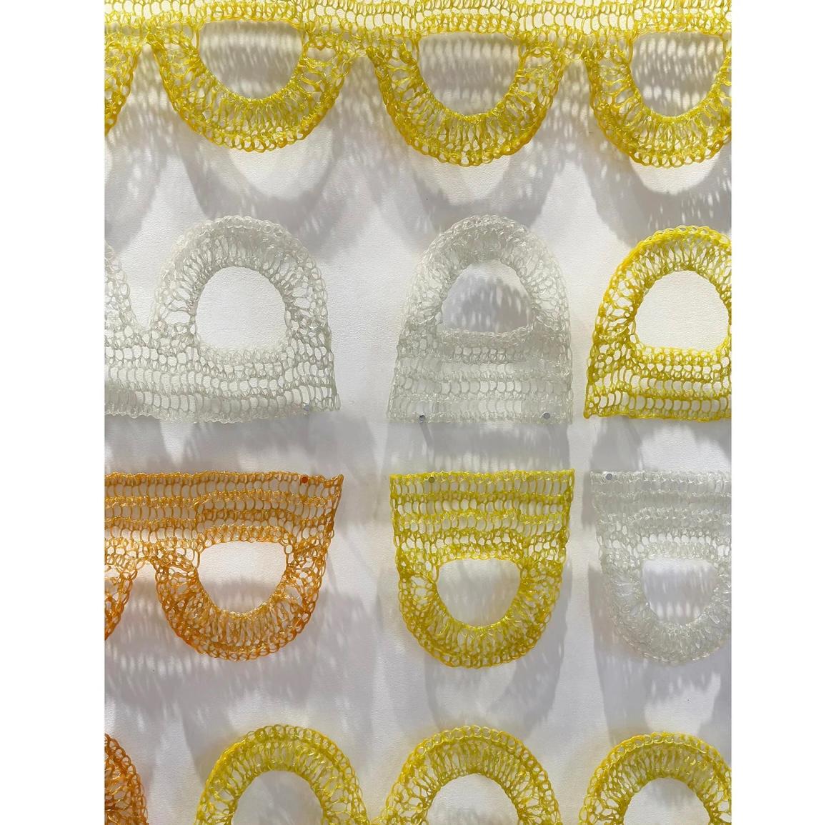 Wandskulptur aus Fiberglas von Yvette Kaiser Smith (amerikanisch) im Angebot