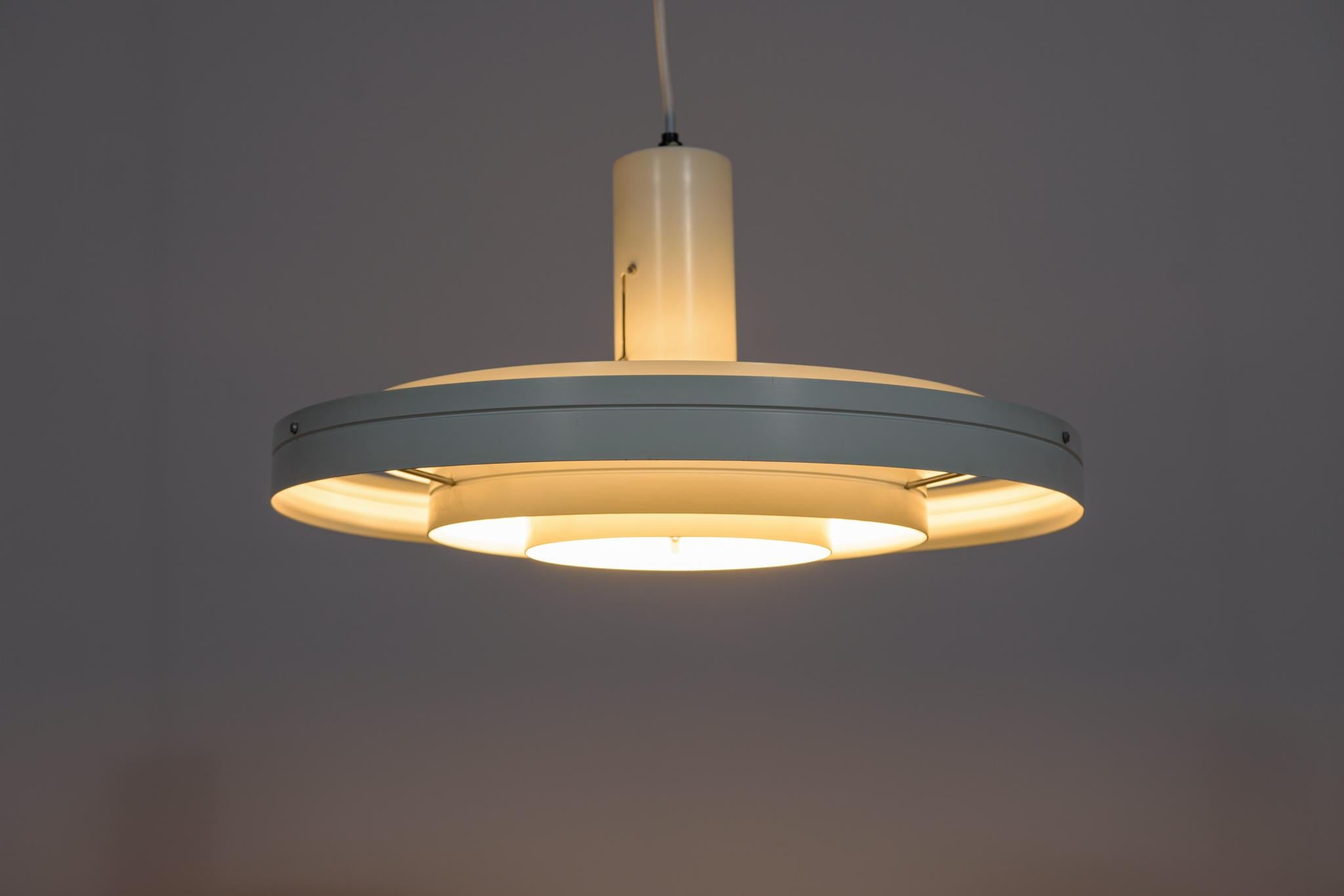 The Fibonacci pendant lamp, designed in the early 1960s by the Danish architect Sophus Frandsen, has become a timeless classic of the legendary Danish lighting company Fog & Mørup. The lamp was produced until the early 1980s until Fog & Mørup closed