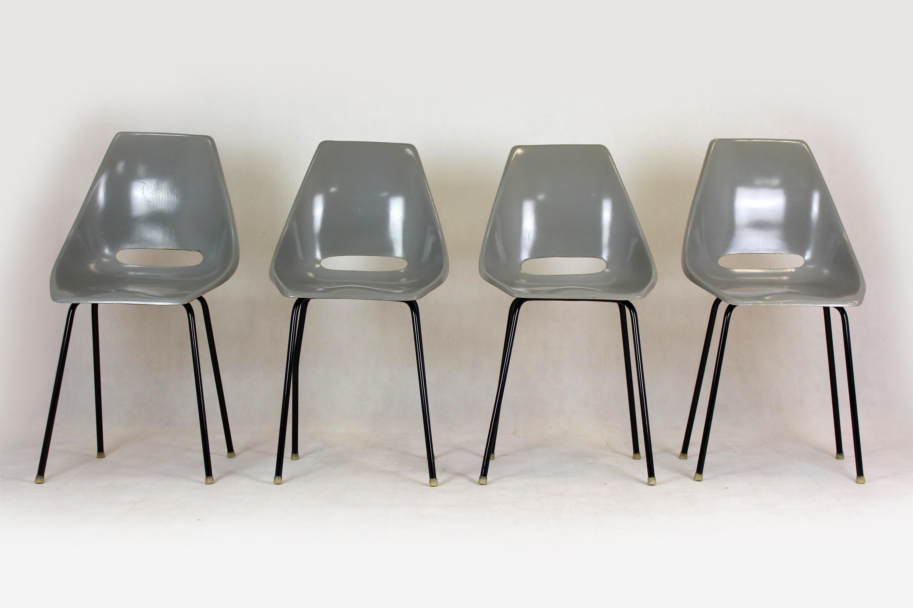 Ein Satz von vier Stühlen, hergestellt von Vertex in den 1960er Jahren in der Tschechoslowakei. Diese Stühle wurden 1964 von Miroslav Navratil entworfen und zunächst in den Straßenbahnen des Typs Tatra T3 eingesetzt - der meistgenutzten Straßenbahn
