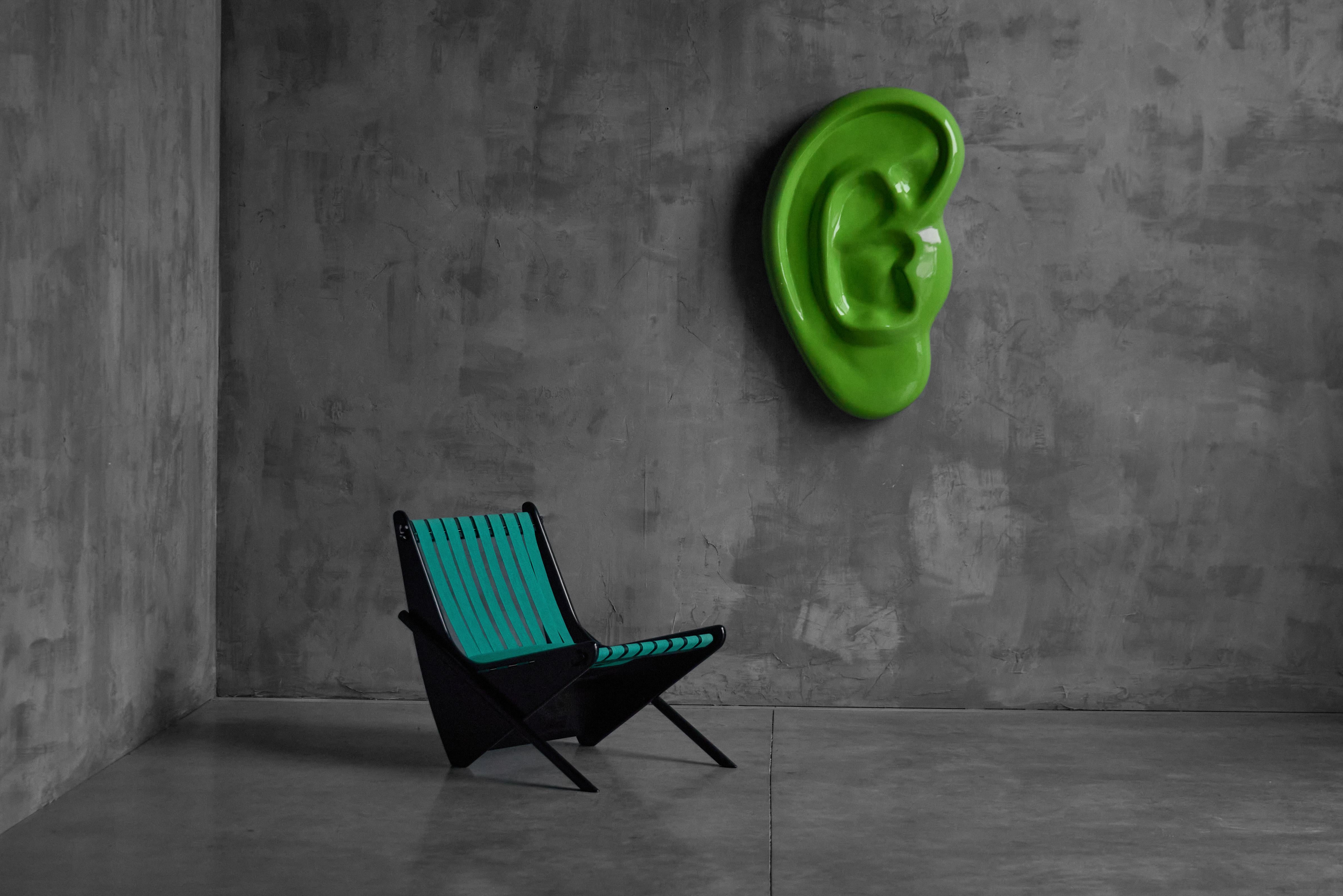 Un'impressionante scultura a forma di orecchio realizzata in fibra di vetro liscia e rifinita in un vivace verde lucido. Creata nel 2010, riflette il fascino del design contemporaneo per la scala, il materiale e l'ironia. Il suo colore verde di
