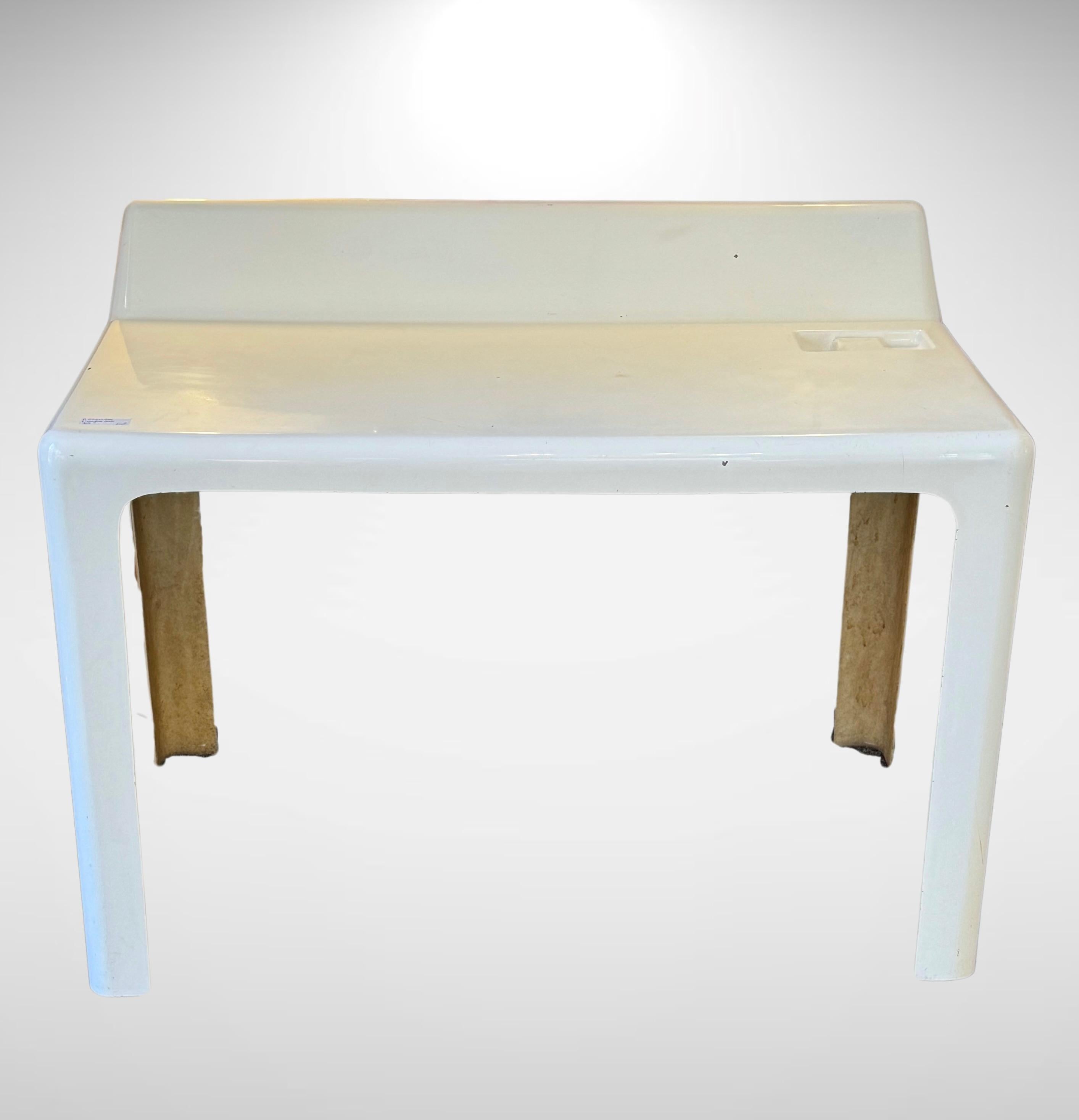 Space-Age design fibreglass desk by Patrick Gingembre for Paulus Edition circa 1970s.
Made of moulded fibreglass with inset desk accessories holders to the top.
Lightweight and durable.
The table is structurally sound with small signs consistent