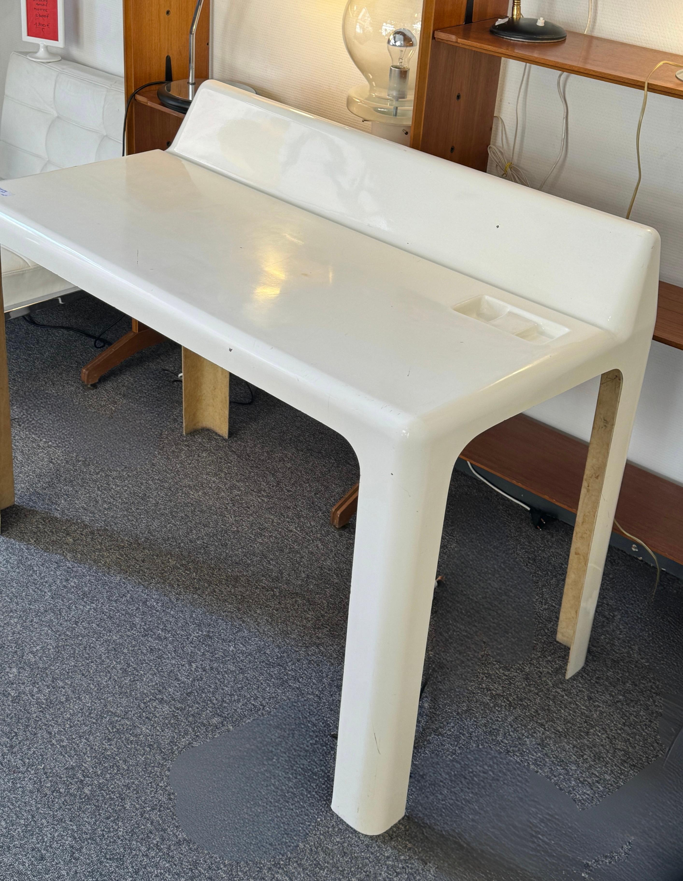 Fibreglass Desk by Patrick Gingembre circa 1970s Space Age Design In Good Condition In Torquay, GB