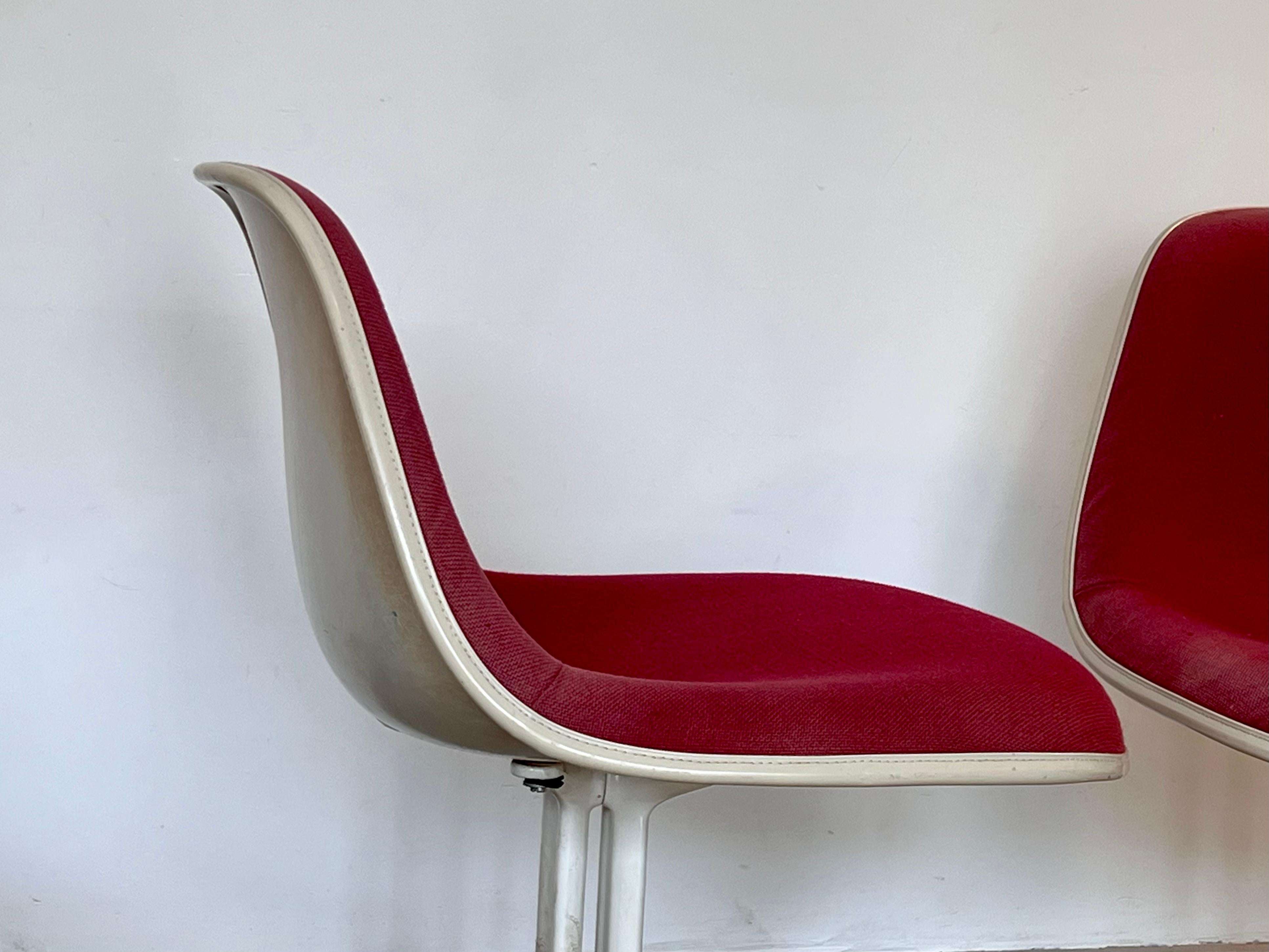 Der Stuhl La Fonda, entworfen von Charles und Ray Eames für das Restaurant La Fonda del Sol von Alexander Girard in New York, 1960er Jahre.
 Der Stuhl hat eine anmutig geschwungene Sitzfläche und ein schlankes Profil. Der Stuhl La Fonda wurde für