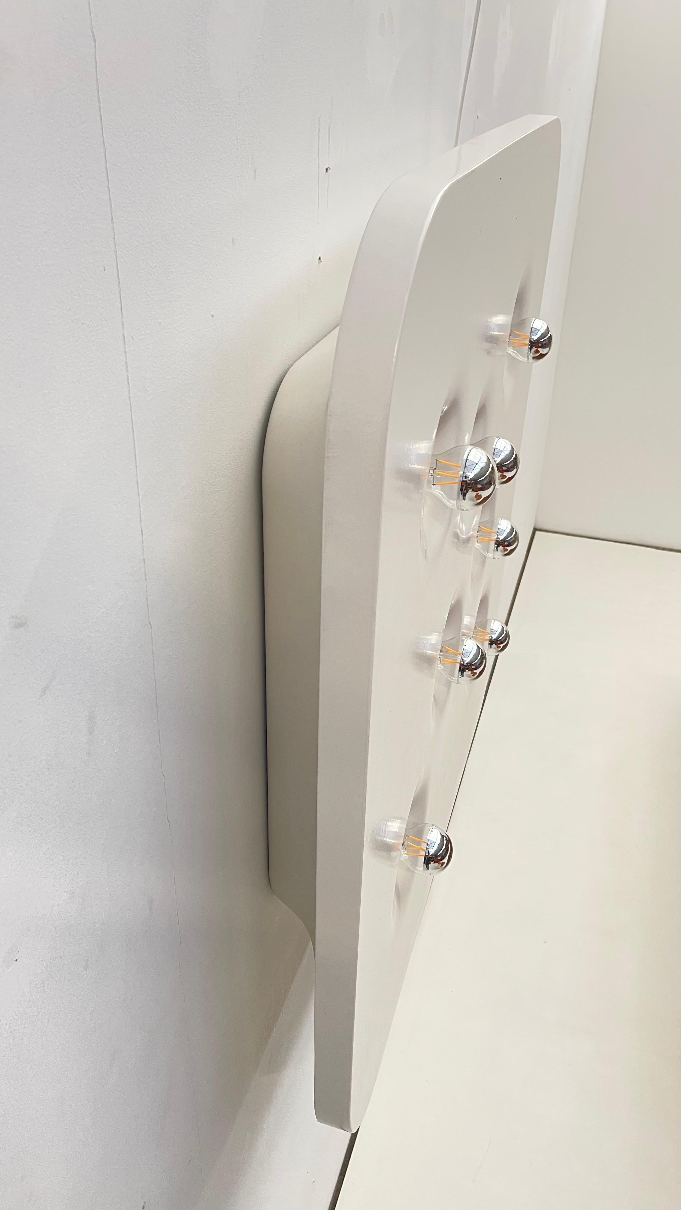 Modern Sculptural Wall Lamp – Minimalist Lighting with Chrome Accents

Modern sculptural wall lamp, a perfect blend of minimalist design and futuristic elegance. The lamp features a sleek, square-shaped panel with subtly recessed chrome light