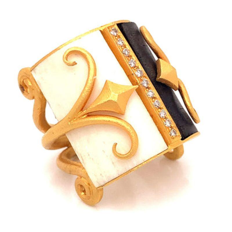 Bague Fibula incrustée de diamants en or jaune 18 carats

Ooh la la, cette bague de succession unique fera tourner les têtes avec sa combinaison dynamique de couleurs noir, blanc et or jaune et sa fleur de lys.  Réalisé par le designer