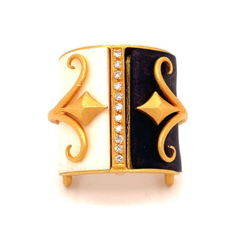 Taille ronde Bague Fibula incrustée de diamants en or jaune 18 carats en vente