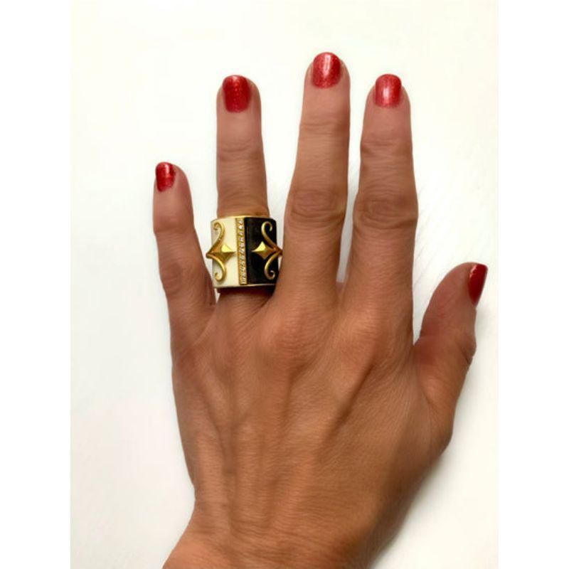 Bague Fibula incrustée de diamants en or jaune 18 carats en vente 1