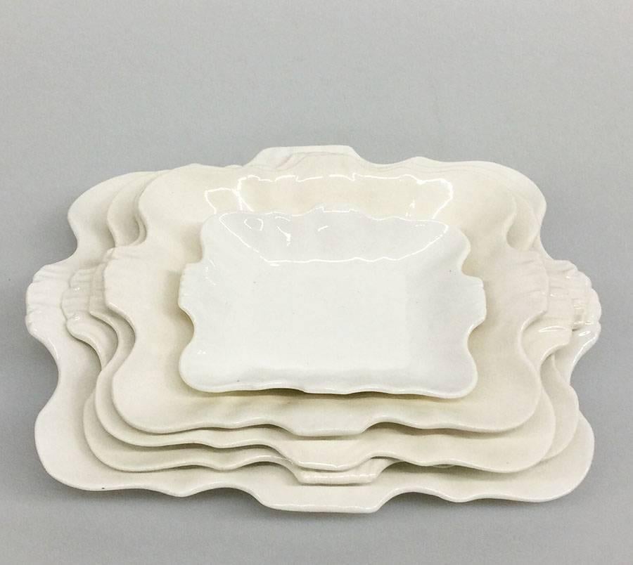 Wedgwood Cream Ware du 18e siècle - Plats de service gigognes

5 pièces de plats de service Wedgwood du 18e siècle en porcelaine de Chine
Les plats de service sont formés à la main, comme en témoigne leur forme
1 plat de service présente une petite