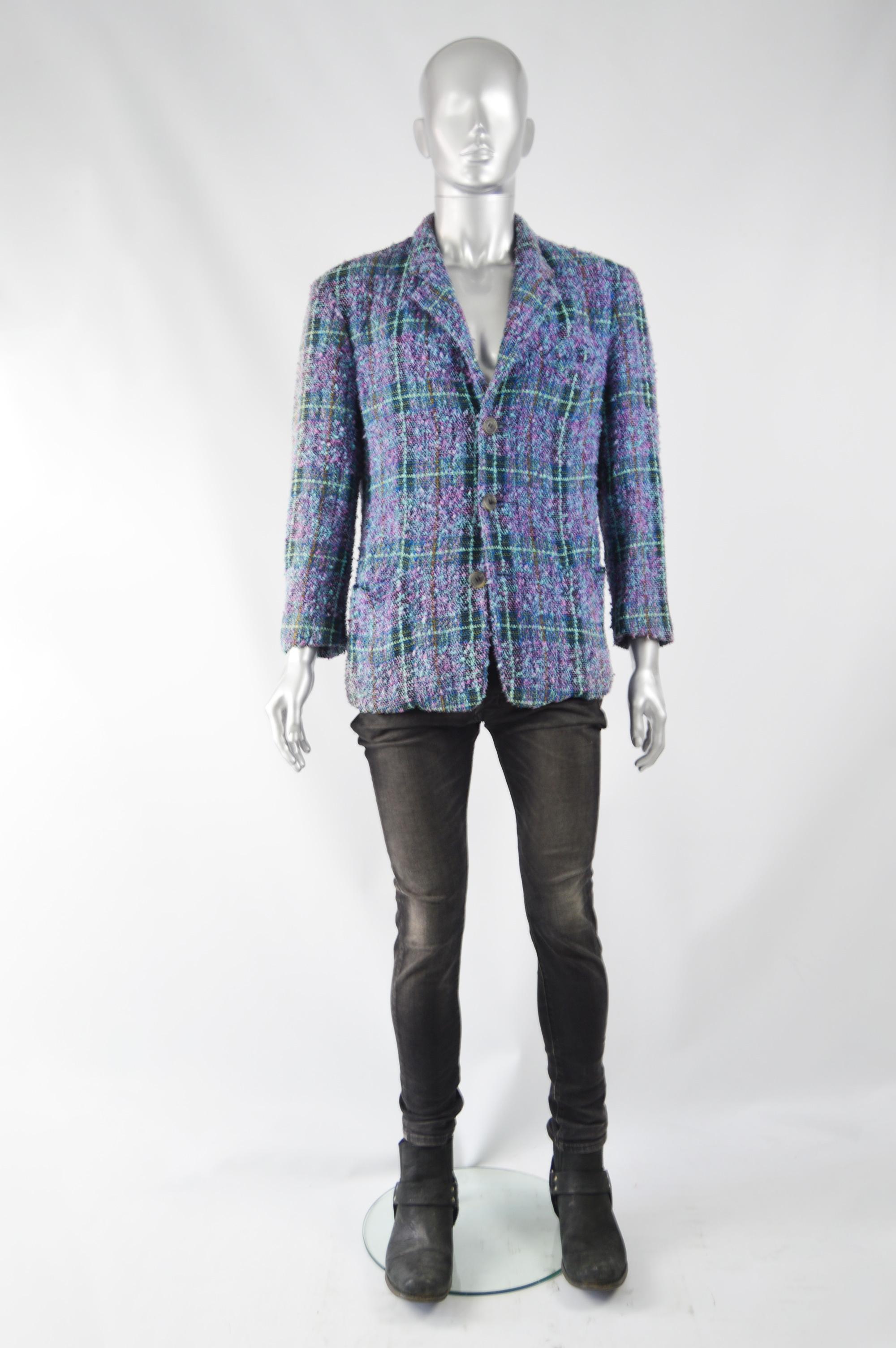 An amazing and rare vintage men's blazer jacket from the 80s by iconic Japanese fashion designer. Yoshiyuki Konishi for his Ficce label. In a multicolored boucle tweed with a plaid checked pattern throughout and a Pucci style printed lining.

Size:
