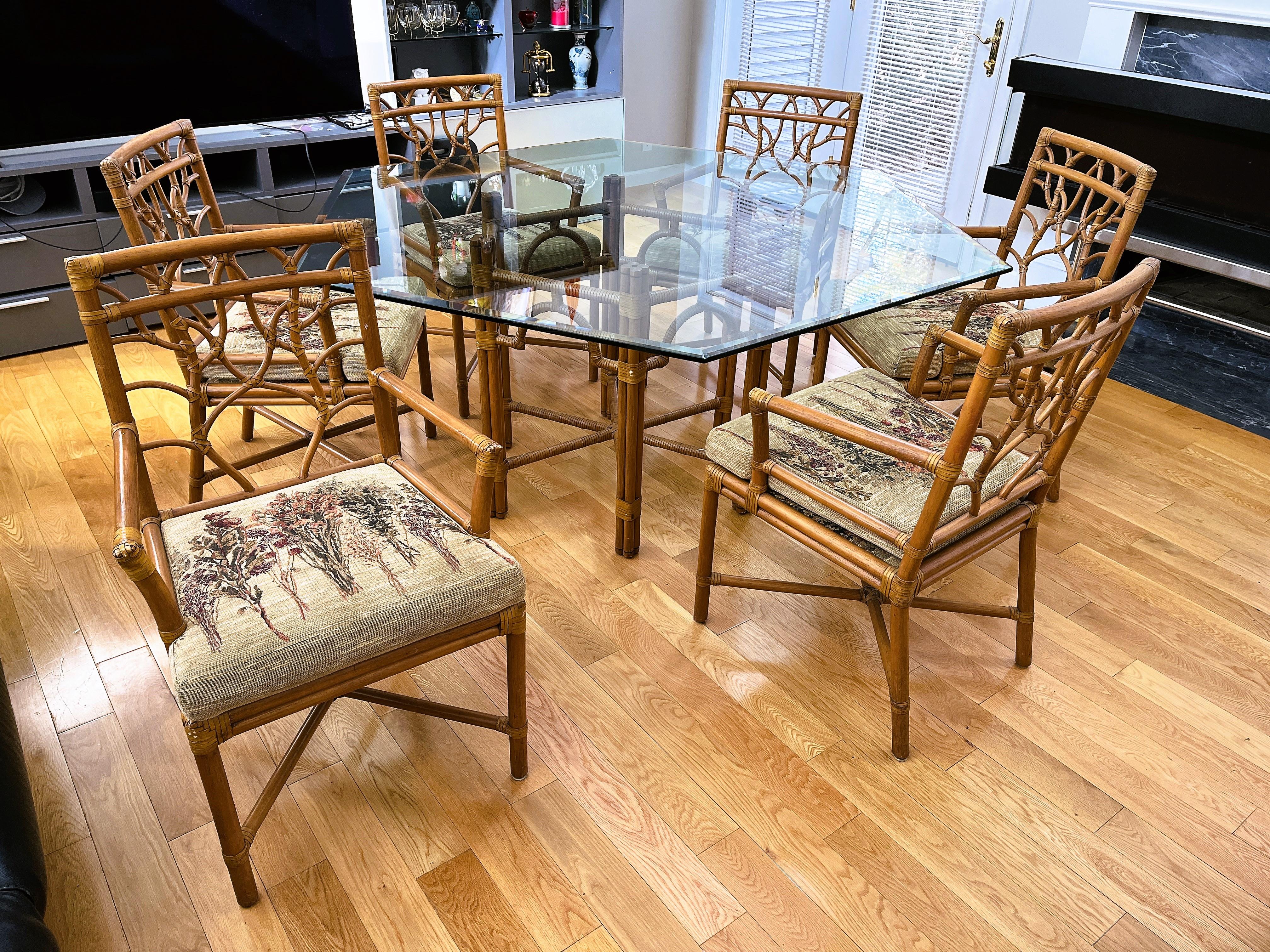 Brodé Table de salle à manger Ficks en bambou avec plateau hexagonal en verre biseauté et six fauteuils en vente