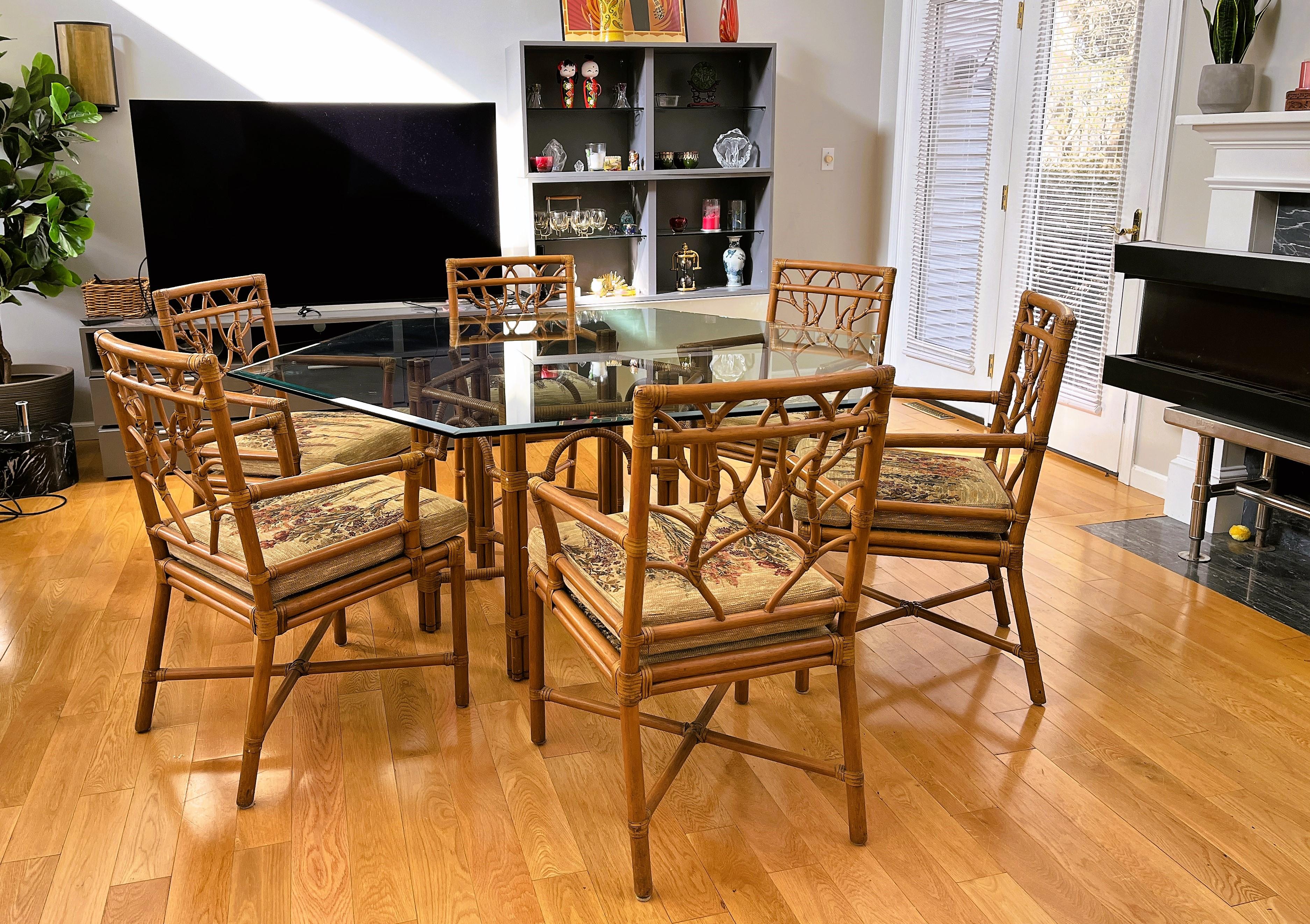 Table de salle à manger Ficks en bambou avec plateau hexagonal en verre biseauté et six fauteuils Bon état - En vente à Southampton, NJ