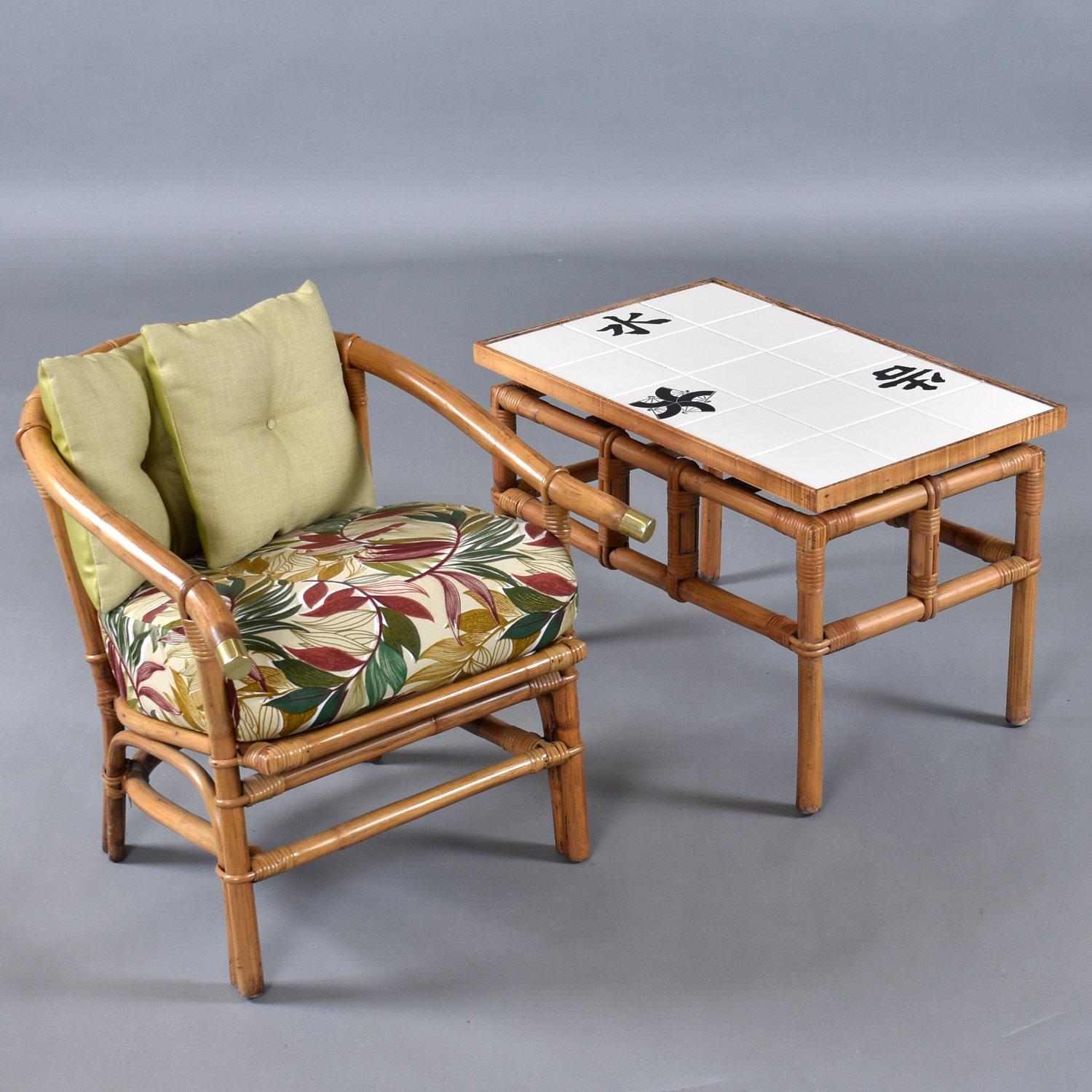 Silla de barril de ratán Ficks Reed Far Horizons con mesa auxiliar a juego. Este conjunto data de los años 50 y se ha actualizado con un nuevo cojín de asiento con motivos tropicales hecho a medida, junto con dos cojines decorativos hechos a medida