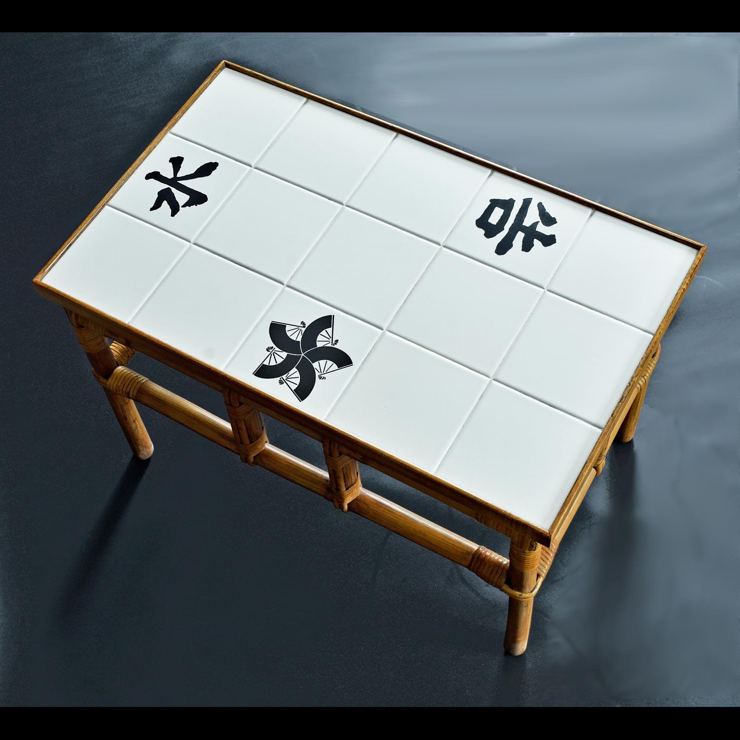 Ficks Reed Juego de silla de barril de ratán y mesa auxiliar de azulejos de los años 50 Far Horizons Latón en venta