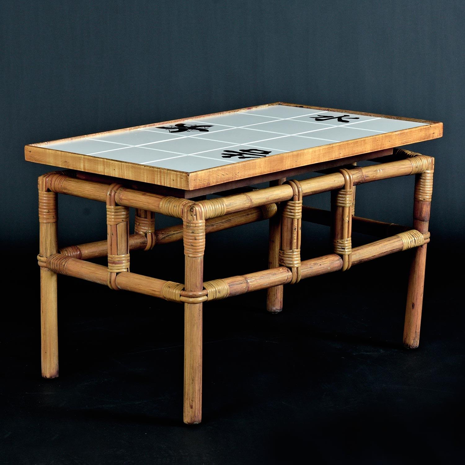 Ficks Reed Juego de silla de barril de ratán y mesa auxiliar de azulejos de los años 50 Far Horizons en venta 1