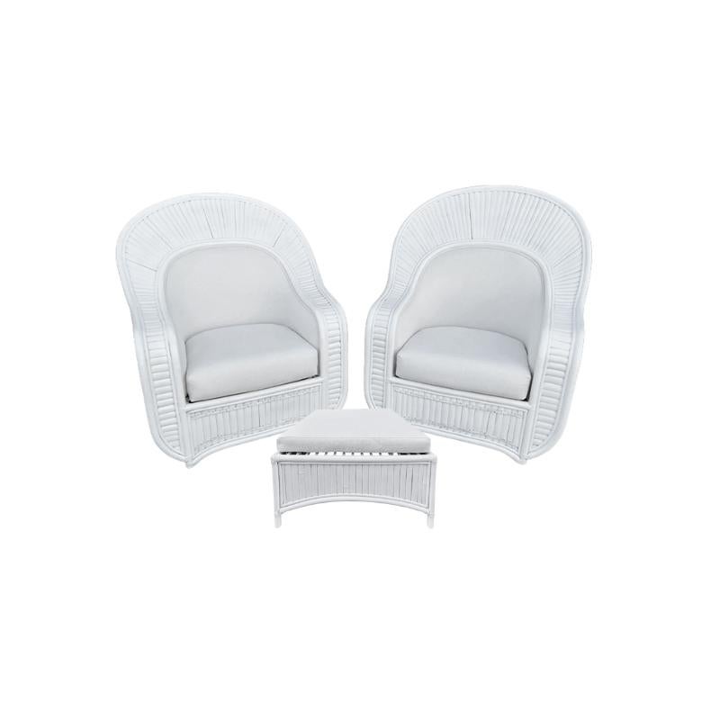 Ficks Reed Fabuleuse paire de chaises à dossier en éventail en rotin fendu avec ottoman.  Fraîchement laqué en blanc et en  Rembourré dans de nouveaux textiles Todd Hase. Fabriqué à l'origine dans les années 1970.  Ces chaises en rotin étonnantes et