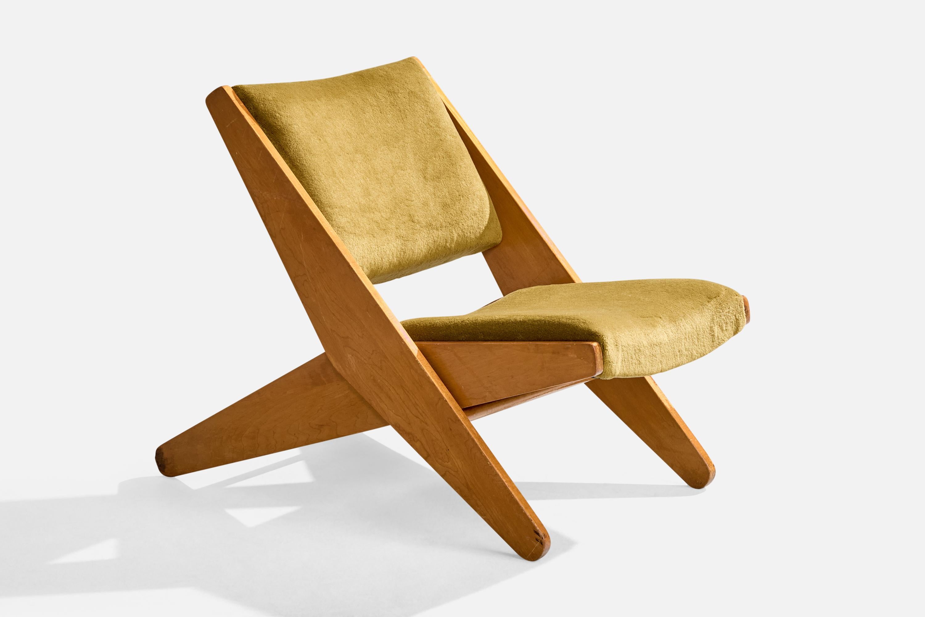 Ein klappbarer Sessel aus Holz und Samt, hergestellt von Ficks Reed, USA, ca. 1950er Jahre.

Der Holzrahmen weist alters- und gebrauchsbedingte mäßige Gebrauchsspuren auf. Neu gepolstert mit brandneuem Stoff.

Gesamtabmessungen (Zoll): 27,25 