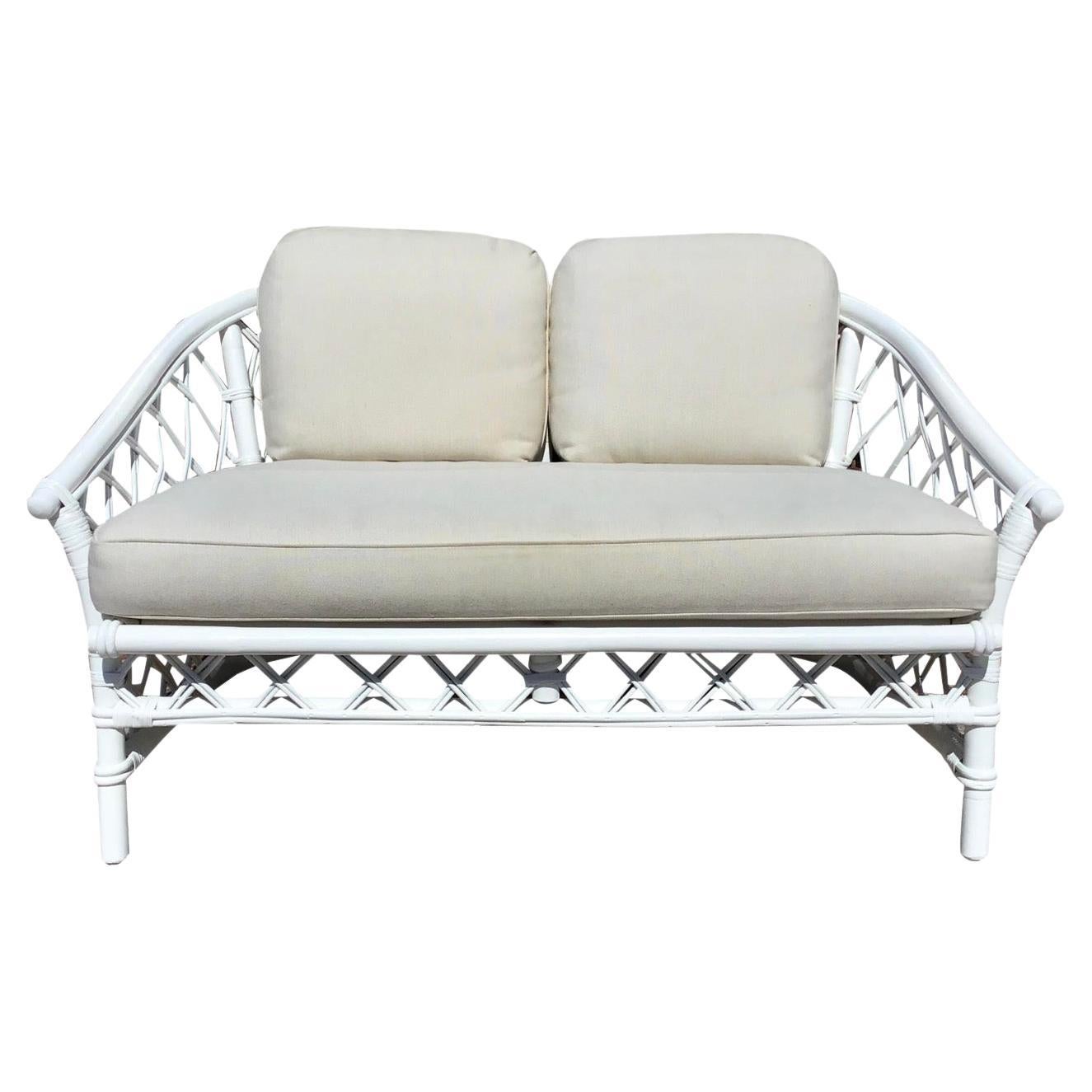 Ficks Reed Loveseat en laque blanche et nouveau tissu d'ameublement Todd Hase