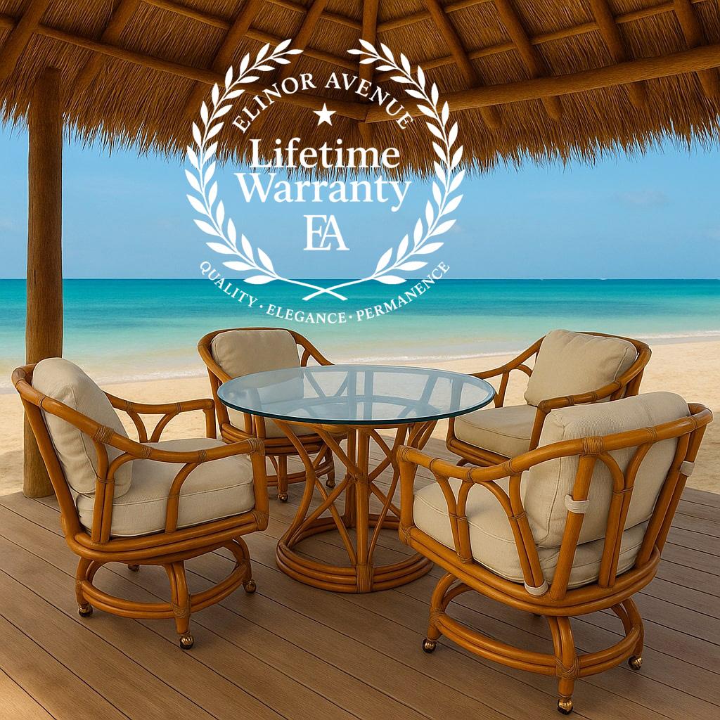 Set da pranzo girevole in rattan di metà secolo di Ficks Reed con rotelle in ottone, base del tavolo in rattan e piano in vetro.

Elegia il tuo spazio da pranzo con questo autentico set da pranzo in rattan Ficks Reed, un mix perfetto di eleganza di