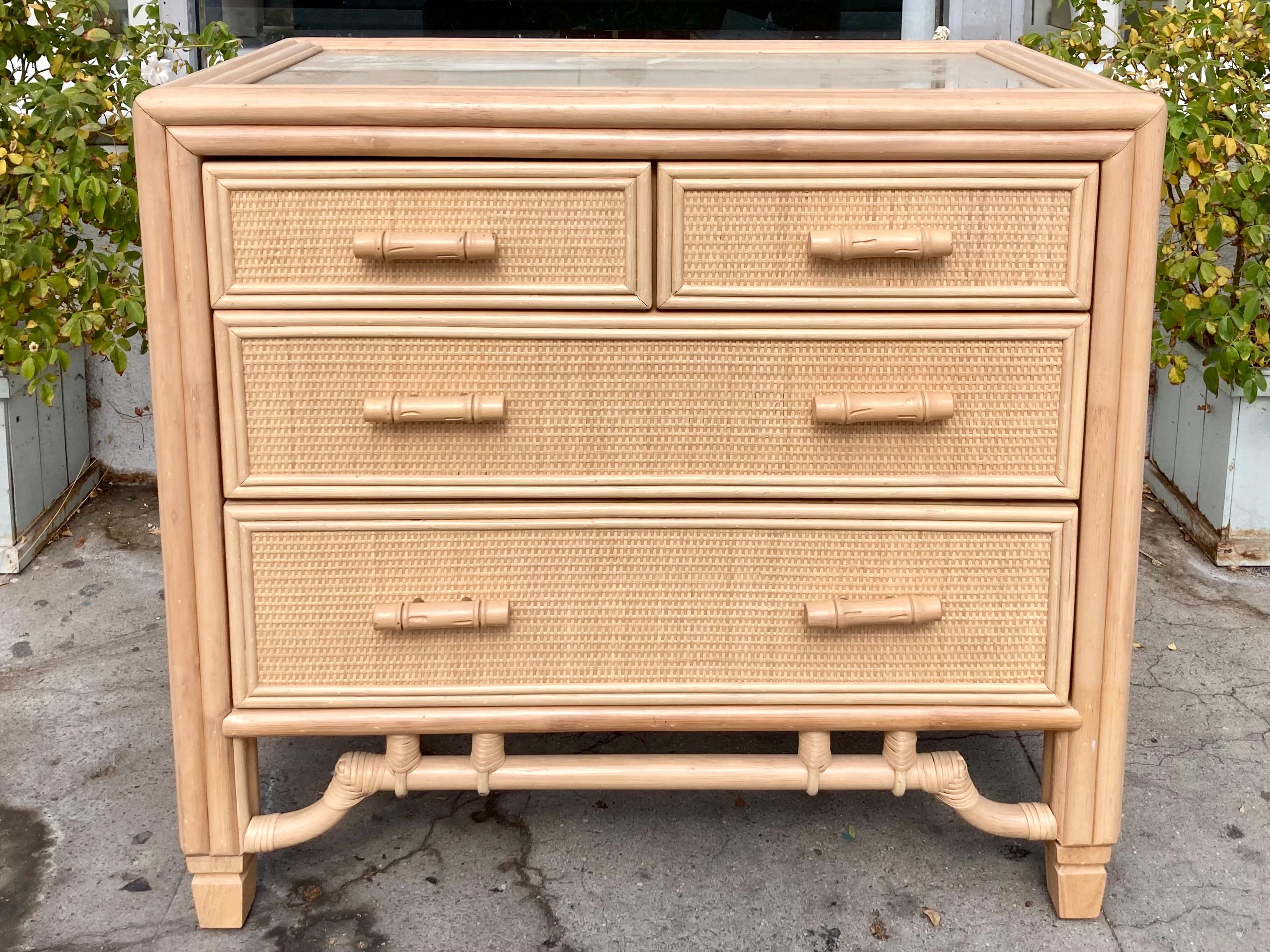 Splendida cassapanca in rattan e rafia di Ficks Reed con una leggera finitura bianca. Bellissimi dettagli con la combinazione di rafia e rattan. Aggiungi un po' di stile Boho Chic alla tua casa o al tuo progetto di design.