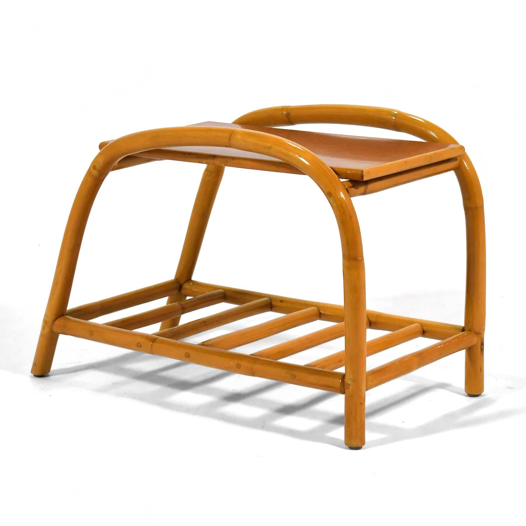 Cette superbe table d'appoint en rotin ROOMS est parfaite pour votre pad du milieu du siècle ou votre salle Tiki tropicale.
Il est bien fait et en très bon état d'origine.

Sont également disponibles la chaise longue, le canapé trois pièces et la