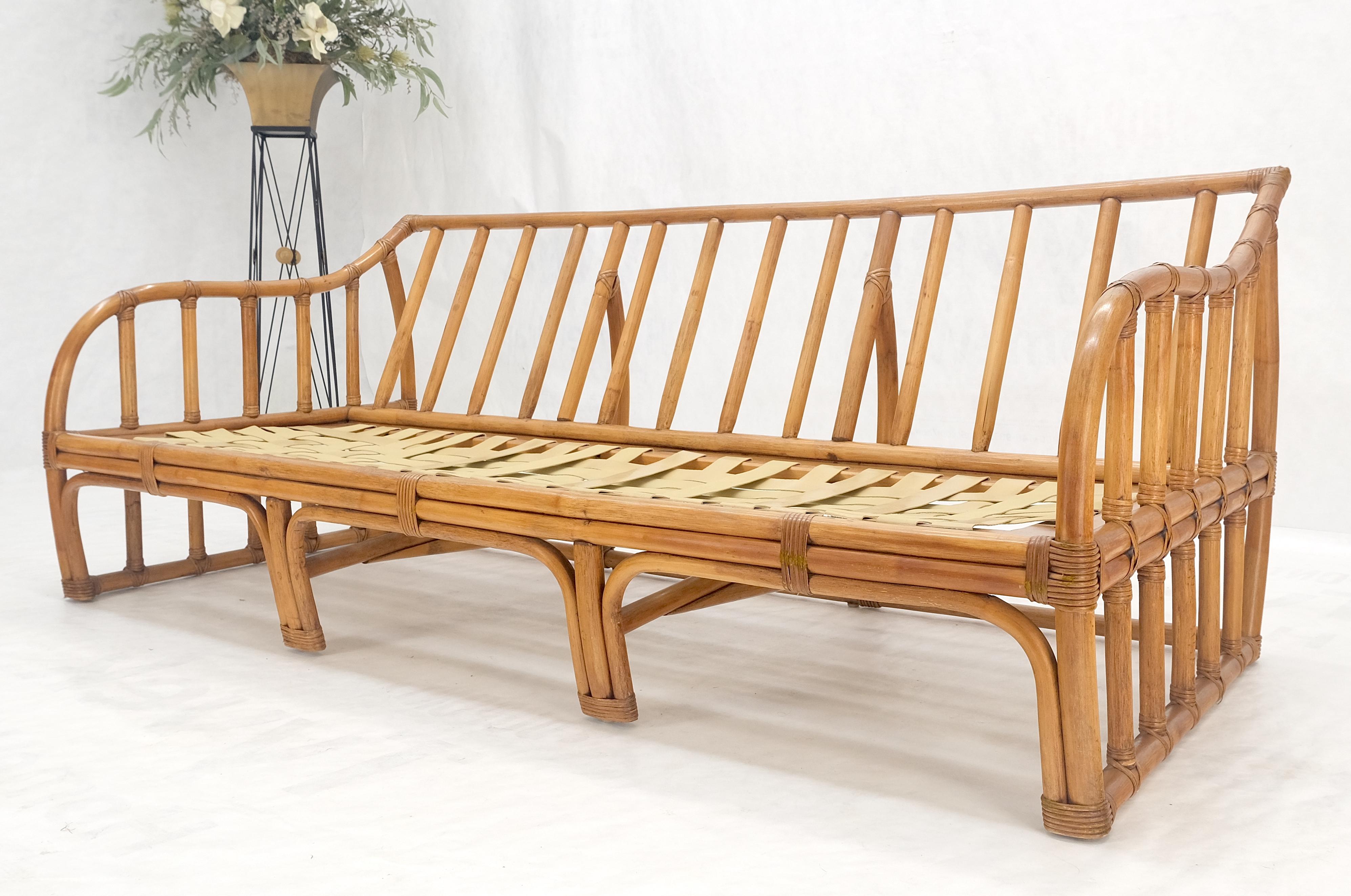 20ième siècle Ficks Reed Rattan Bamboo Mid Century Modern Sofa Frame MINT ! en vente