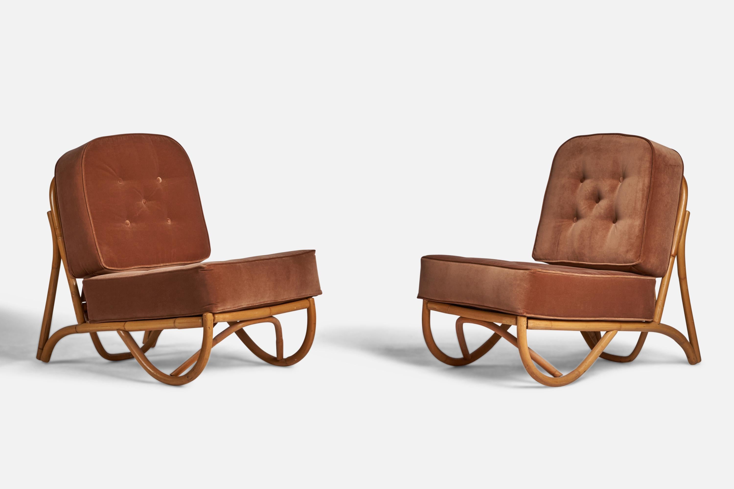 A pair of bamboo and brown red velvet slipper lounge chairs designed and produced by Ficks Reed, USA, 1940s.
Seat height: 17.3”