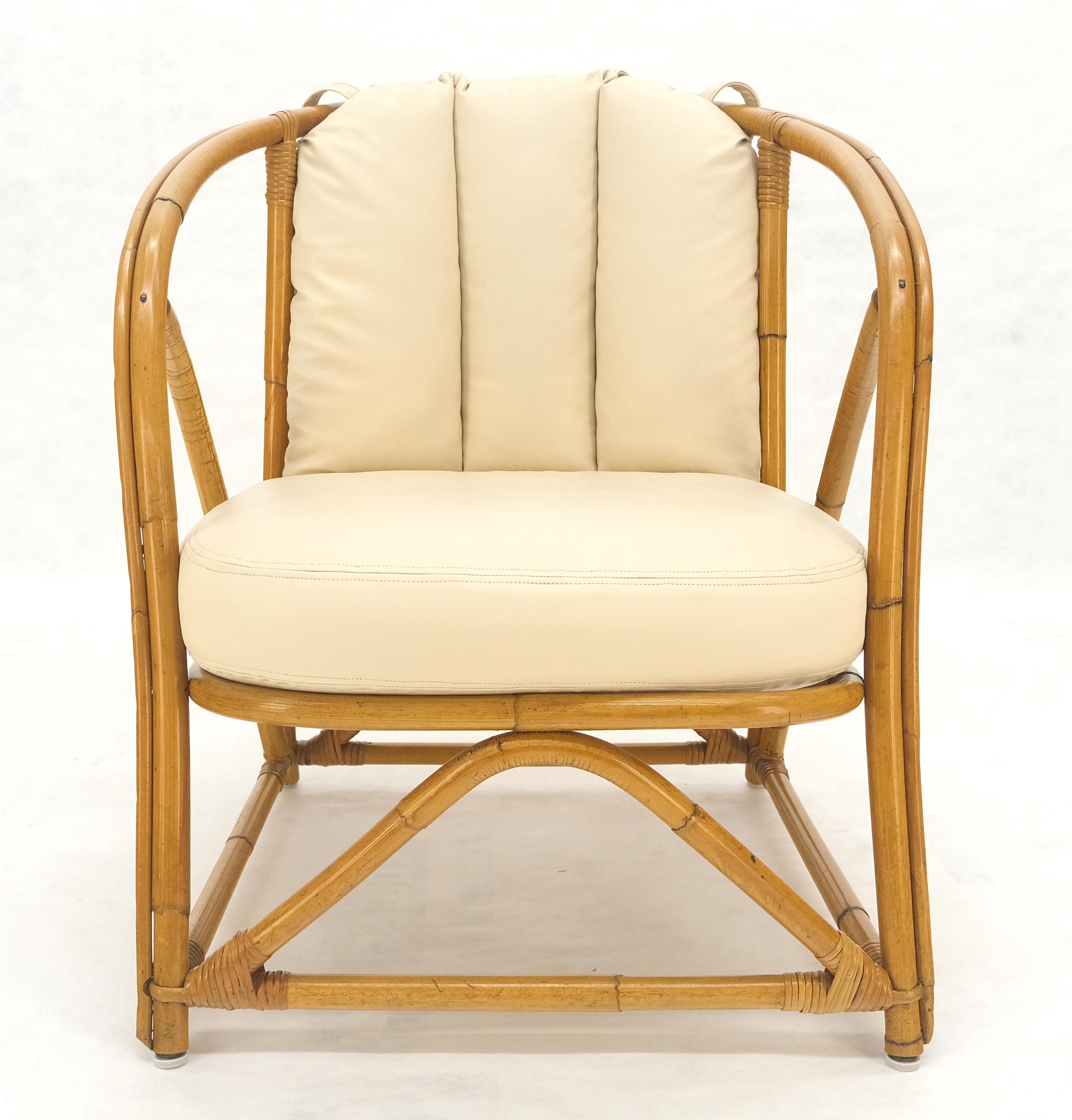 20ième siècle Ficks Reed Style Chaise longue en bambou et rotin avec dossier en forme de tonneau MINT en vente