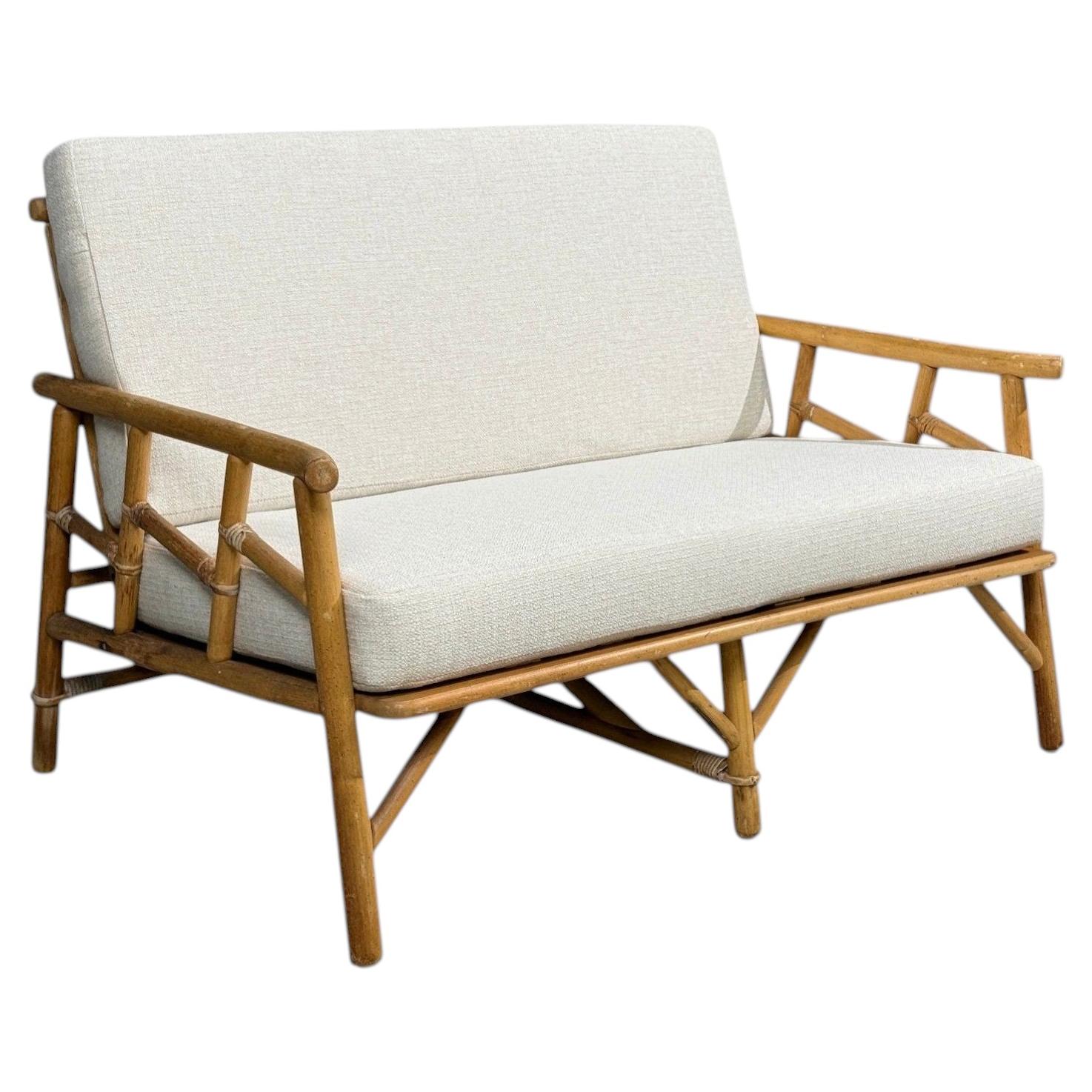 Ficks Reed, canapé deux places, bambou, rotin, tissu blanc, États-Unis, années 1950 en vente