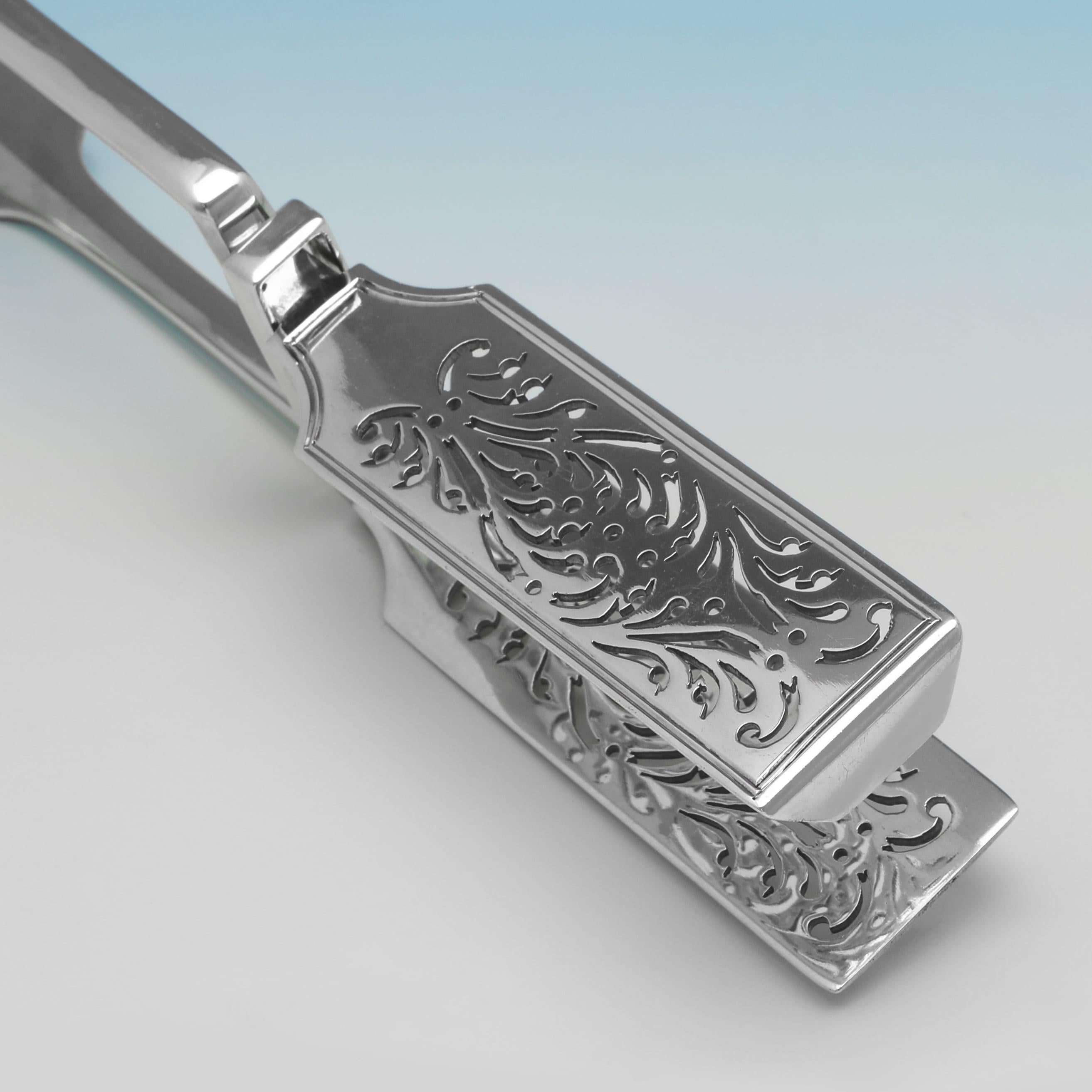 English Fiddle pattern early Victorian sterling silver pair of asparagus tongs from 1838 For Sale
