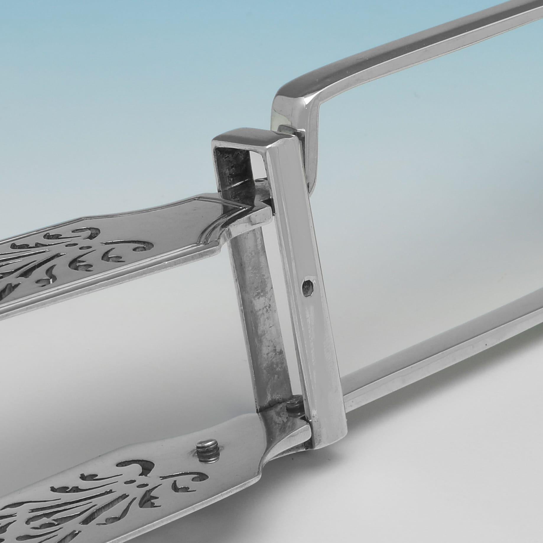 Fiddle pattern early Victorian sterling silver pair of asparagus tongs from 1838 In Good Condition For Sale In London, London