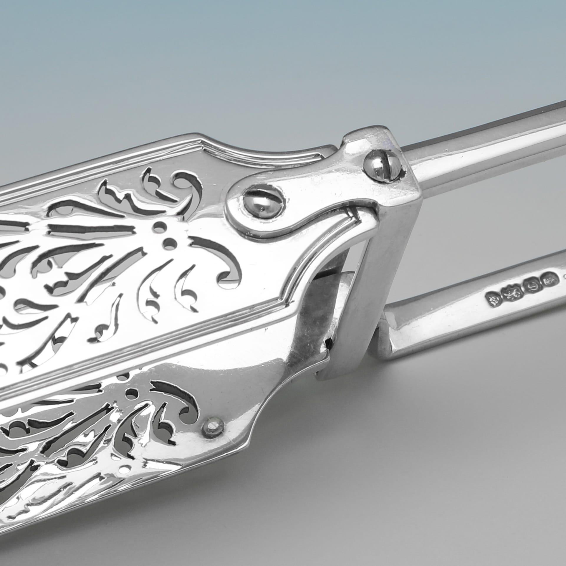 Mid-19th Century Fiddle pattern early Victorian sterling silver pair of asparagus tongs from 1838 For Sale