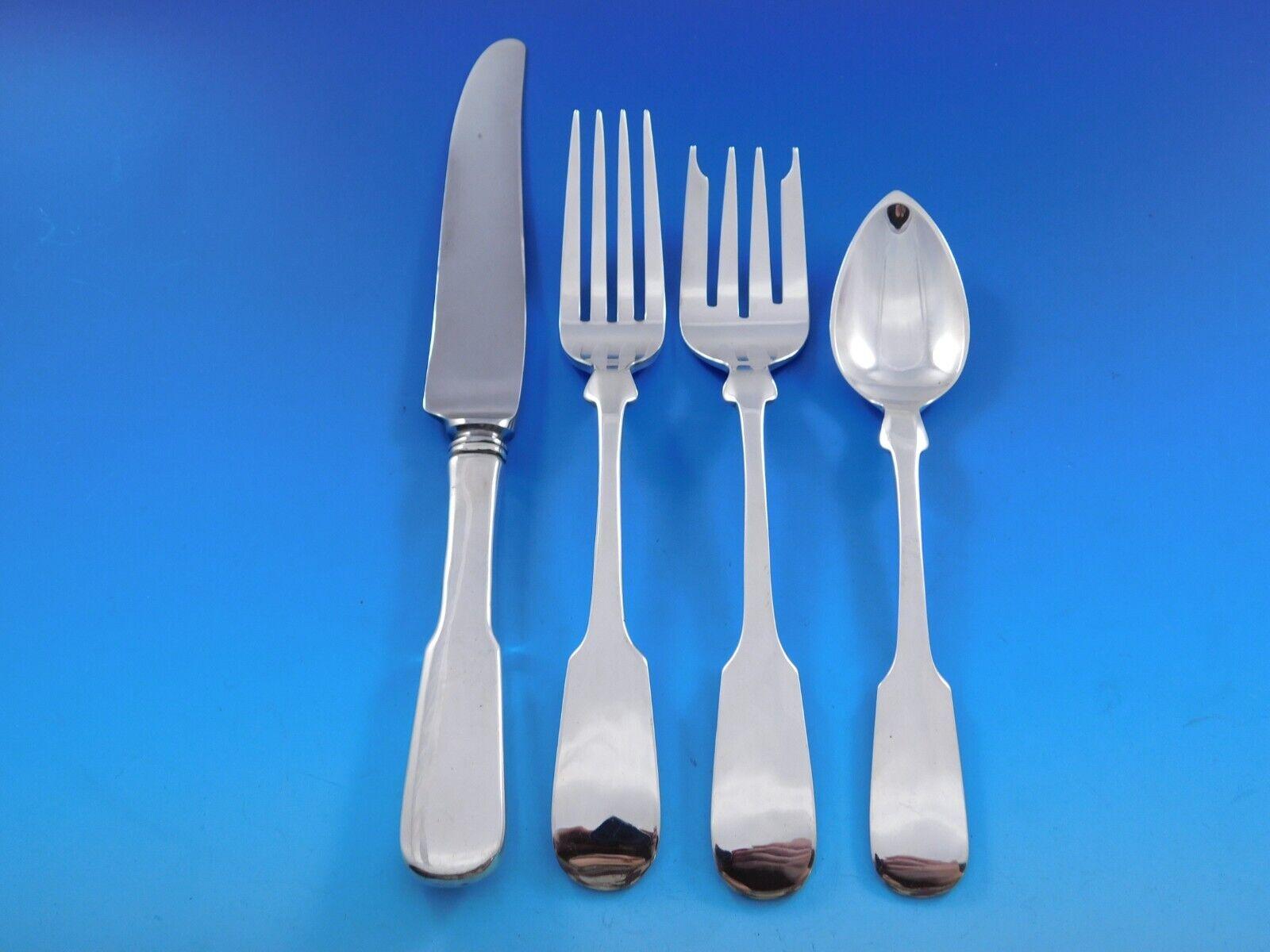 L'argent de Old Newbury Crafters est véritablement fait à la main et merveilleusement lourd. La machine ne peut pas égaler la qualité, la durabilité, l'aspect et le toucher de l'argent fait à la main.


Superbe set de 62 pièces en argent sterling de