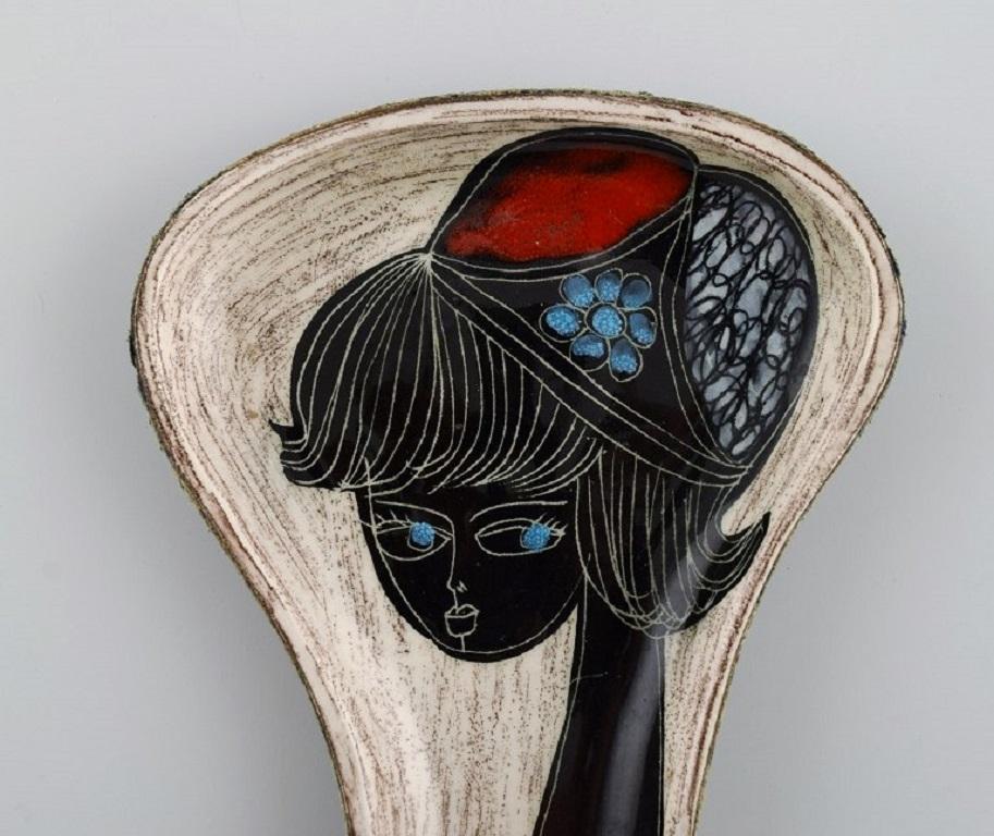 Fidia, Italy. Dish in leather-covered ceramics with hand-painted female portrait. 
1960s.
Measures: 18 x 12 x 1.5 cm.
In excellent condition.
Signed.