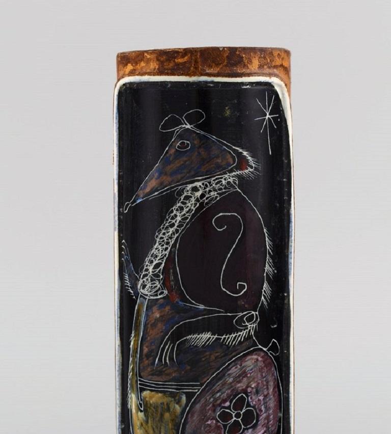 Fidia, Italy. Vase in leather-covered ceramics with a hand-painted rat. 1960s.
Measures: 19 x 6.5 cm.
In excellent condition.