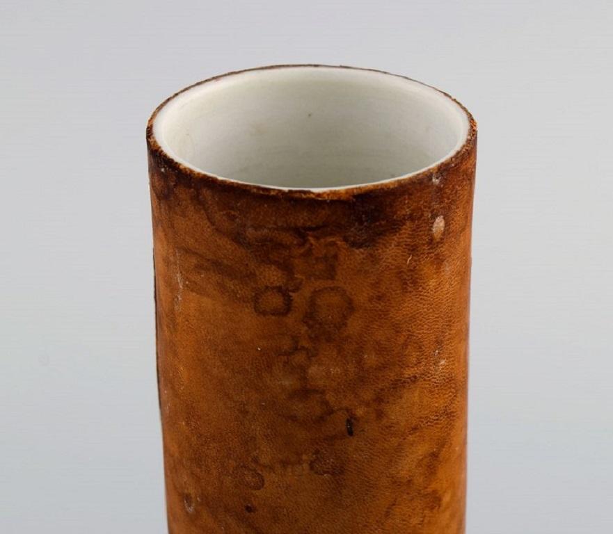 Fidia, Italien, Vase aus lederüberzogener Keramik mit handbemaltem Ratten, 1960er Jahre im Zustand „Hervorragend“ im Angebot in Copenhagen, DK