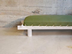 Daybed in frassino bianco con rivestimento in lana e pioli in ottone di Hinterland Design