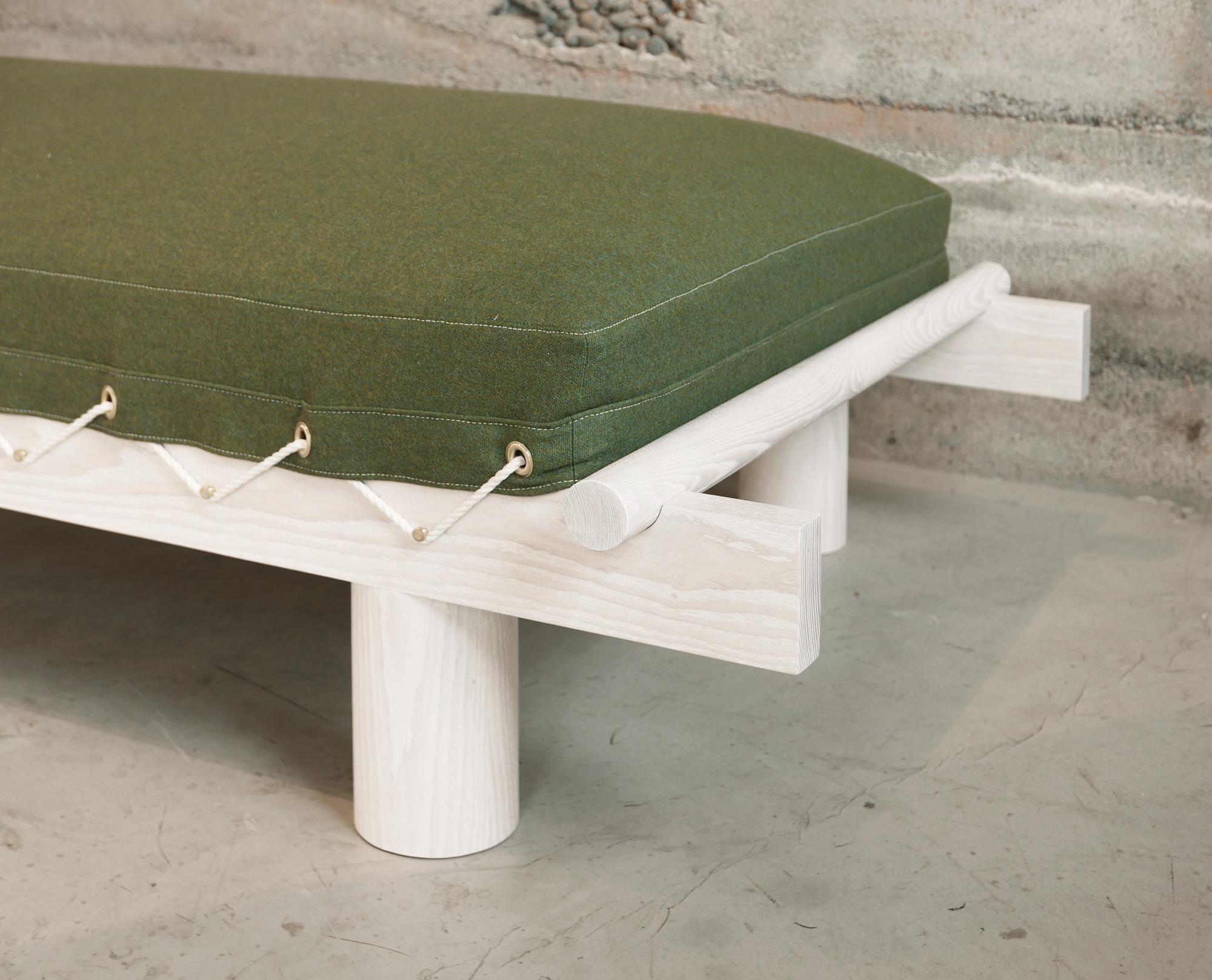 Canadese Daybed in frassino bianco con rivestimento in lana e pioli in ottone di Hinterland Design in vendita
